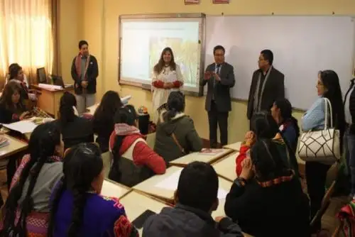 Más de ochocientos acompañantes pedagógicos son capacitados por especialistas del Ministerio de Educación (Minedu) a fin de fortalecer sus competencias para que desarrollen procesos de asesoría a los docentes que laboran en instituciones educativas de Educación Intercultural Bilingüe (EIB).