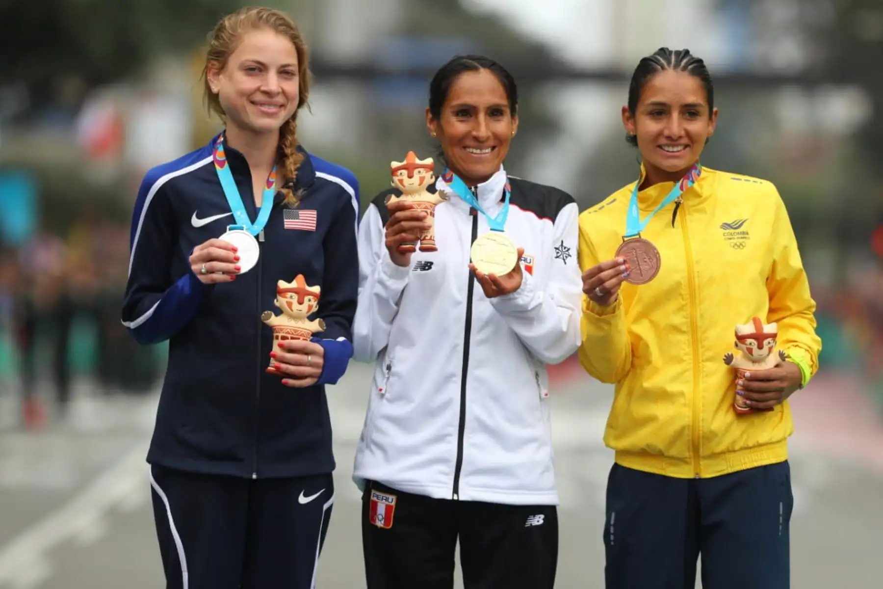 El presidente de la República, Martín Vizcarra, entregó hoy la medalla de oro a la atleta nacional Gladys Tejeda, campeona panamericana de maratón de mujeres en los Juegos Panamericanos Lima 2019.Foto: ANDINA/Prensa Presidencia