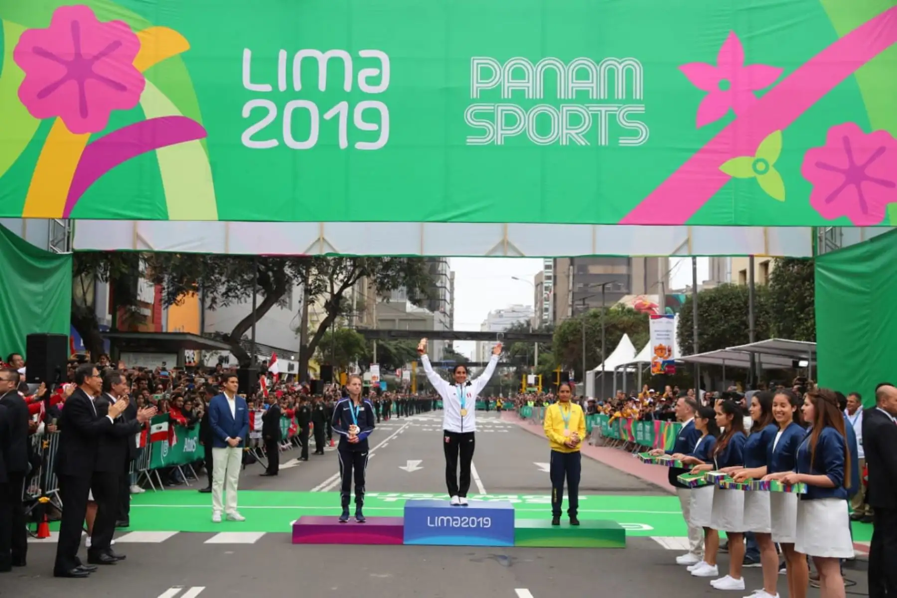 El presidente de la República, Martín Vizcarra, entregó hoy la medalla de oro a la atleta nacional Gladys Tejeda, campeona panamericana de maratón de mujeres en los Juegos Panamericanos Lima 2019.Foto: ANDINA/Prensa Presidencia