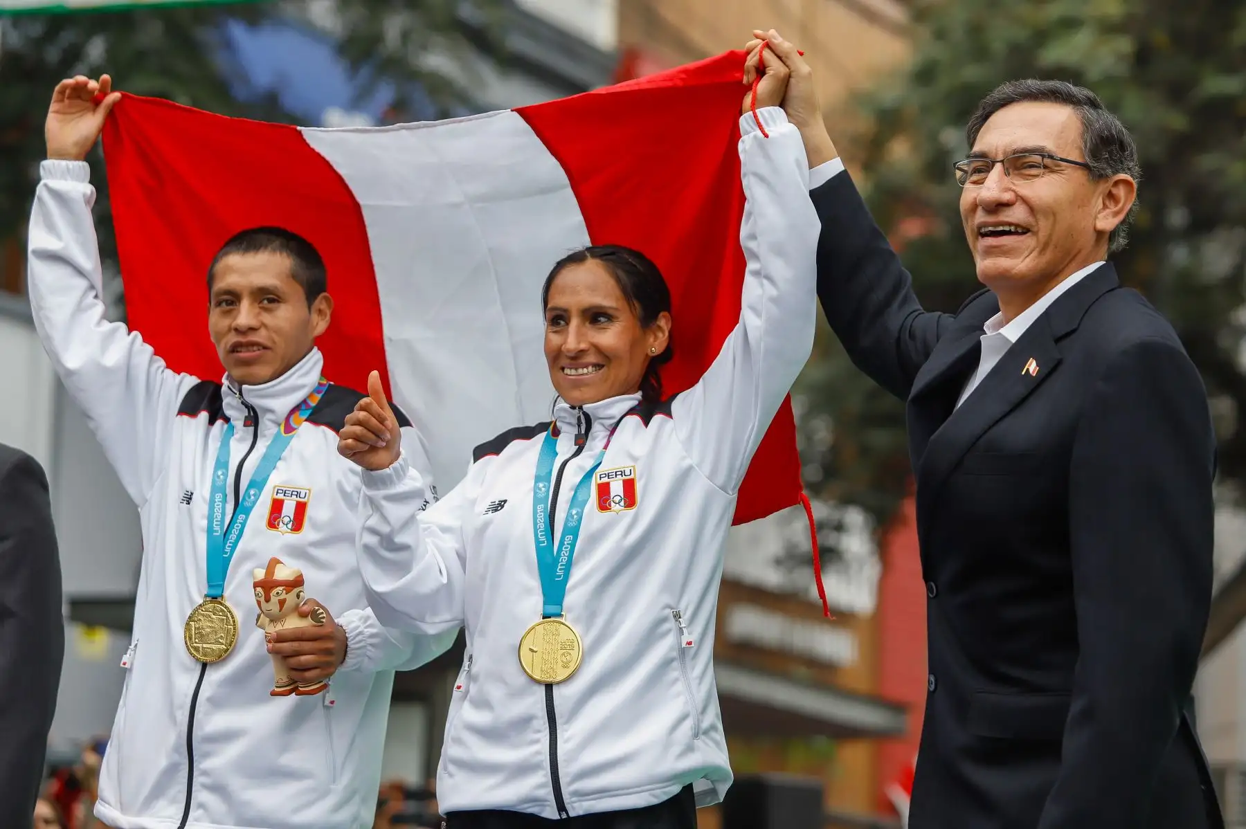 El presidente de la República, Martín Vizcarra, entregó hoy la medalla de oro a los atletas nacionales Gladys Tejeda y Christian Pacheco, campeones panamericanos en la maratón de mujeres y varones respectivamente, en los Juegos Panamericanos Lima 2019. 
Foto: ANDINA/Prensa Presidencia