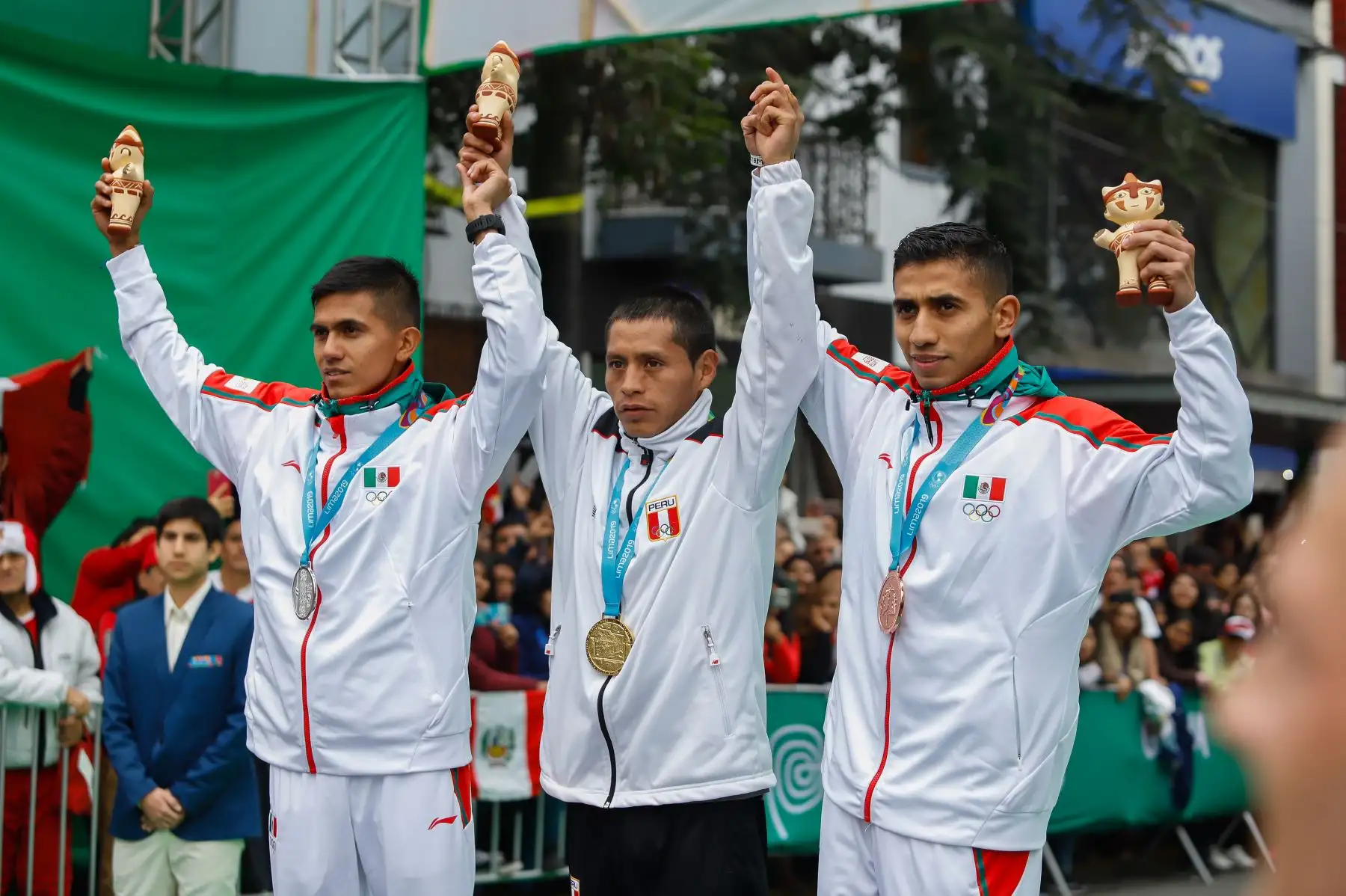 El presidente de la República, Martín Vizcarra, entregó hoy la medalla de oro a los atletas nacionales Gladys Tejeda y Christian Pacheco, campeones panamericanos en la maratón de mujeres y varones respectivamente, en los Juegos Panamericanos Lima 2019. 
Foto: ANDINA/Prensa Presidencia
