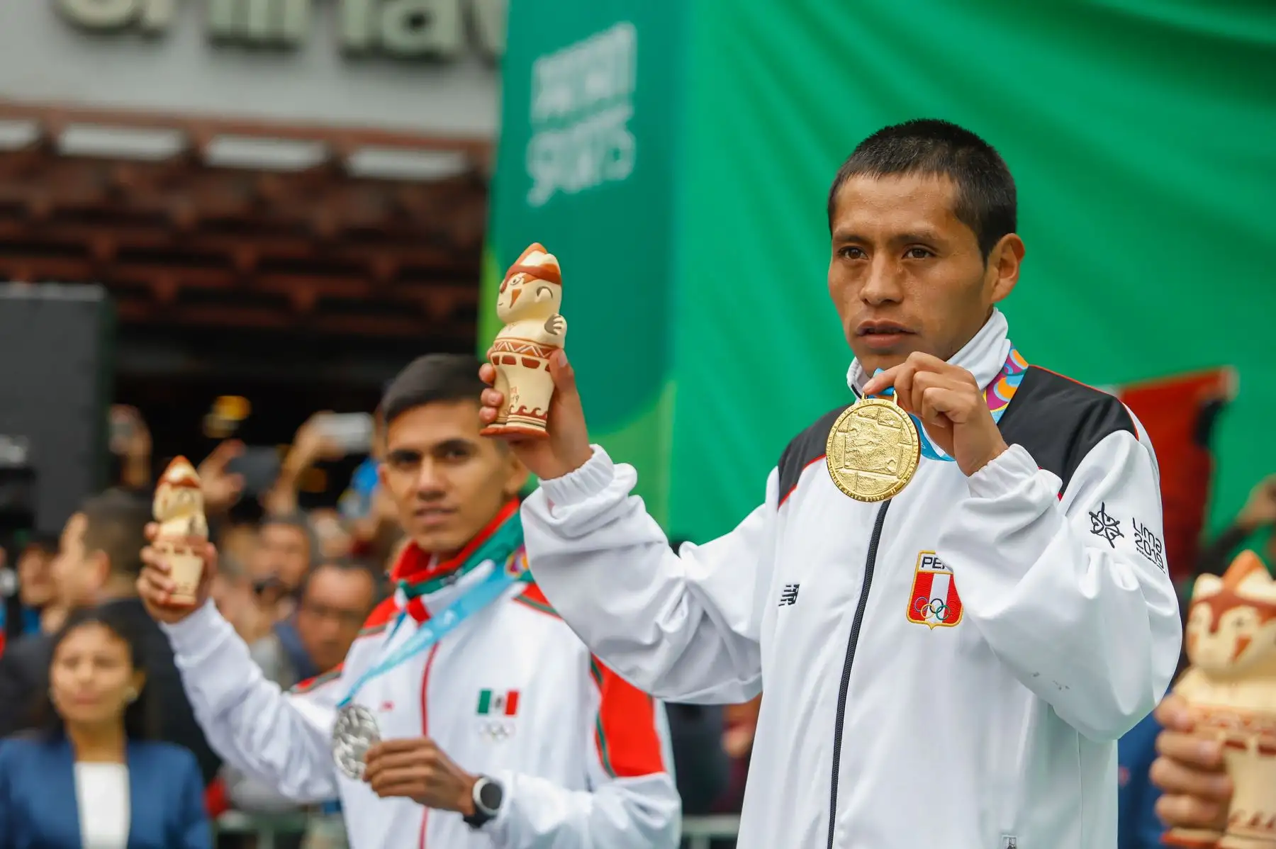 El presidente de la República, Martín Vizcarra, entregó hoy la medalla de oro a los atletas nacionales Gladys Tejeda y Christian Pacheco, campeones panamericanos en la maratón de mujeres y varones respectivamente, en los Juegos Panamericanos Lima 2019. 
Foto: ANDINA/Prensa Presidencia