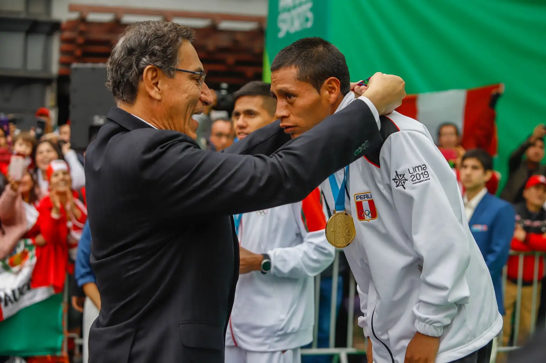 El presidente de la República, Martín Vizcarra, entregó hoy la medalla de oro a los atletas nacionales Gladys Tejeda y Christian Pacheco, campeones panamericanos en la maratón de mujeres y varones respectivamente, en los Juegos Panamericanos Lima 2019. 
Foto: ANDINA/Prensa Presidencia
