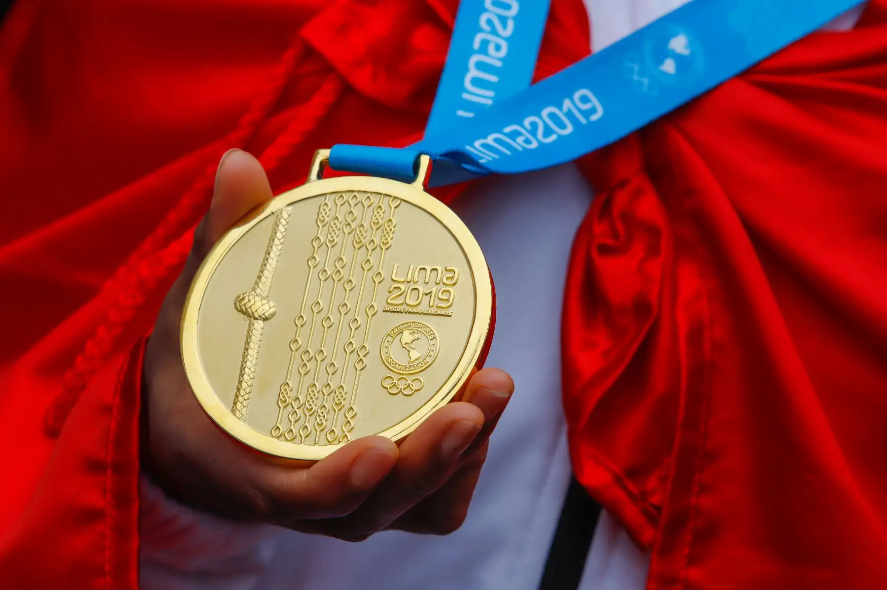 El presidente de la República, Martín Vizcarra, entregó hoy la medalla de oro a los atletas nacionales Gladys Tejeda y Christian Pacheco, campeones panamericanos en la maratón de mujeres y varones respectivamente, en los Juegos Panamericanos Lima 2019. 
Foto: ANDINA/Prensa Presidencia