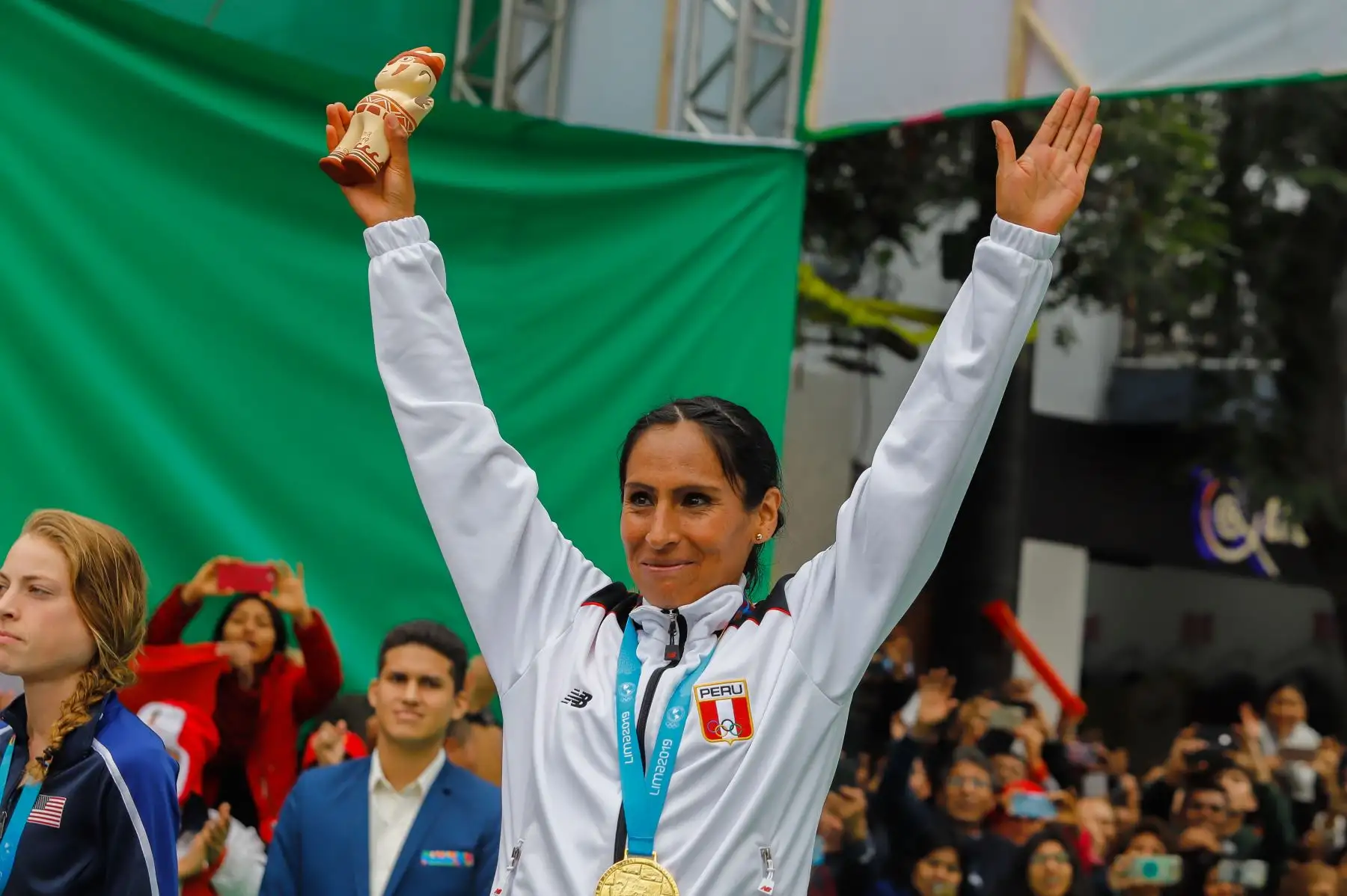 El presidente de la República, Martín Vizcarra, entregó hoy la medalla de oro a los atletas nacionales Gladys Tejeda y Christian Pacheco, campeones panamericanos en la maratón de mujeres y varones respectivamente, en los Juegos Panamericanos Lima 2019. 
Foto: ANDINA/Prensa Presidencia