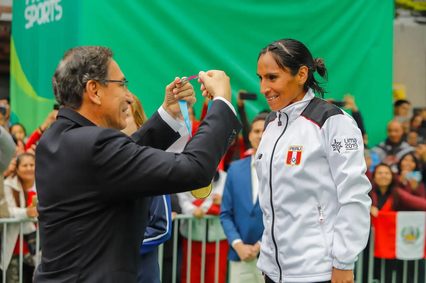 El presidente de la República, Martín Vizcarra, entregó hoy la medalla de oro a los atletas nacionales Gladys Tejeda y Christian Pacheco, campeones panamericanos en la maratón de mujeres y varones respectivamente, en los Juegos Panamericanos Lima 2019. 
Foto: ANDINA/Prensa Presidencia