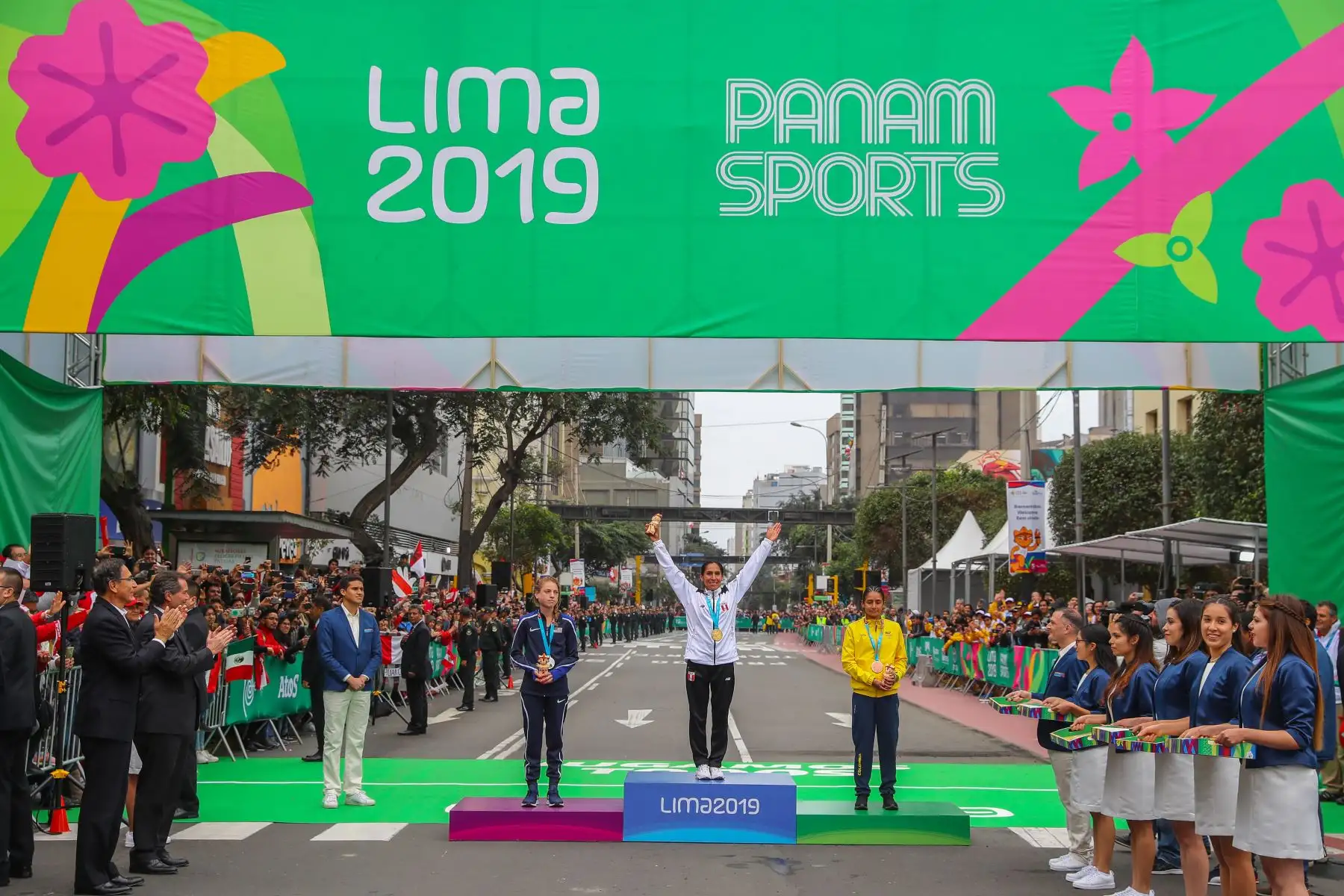 El presidente de la República, Martín Vizcarra, entregó hoy la medalla de oro a los atletas nacionales Gladys Tejeda y Christian Pacheco, campeones panamericanos en la maratón de mujeres y varones respectivamente, en los Juegos Panamericanos Lima 2019. 
Foto: ANDINA/Prensa Presidencia