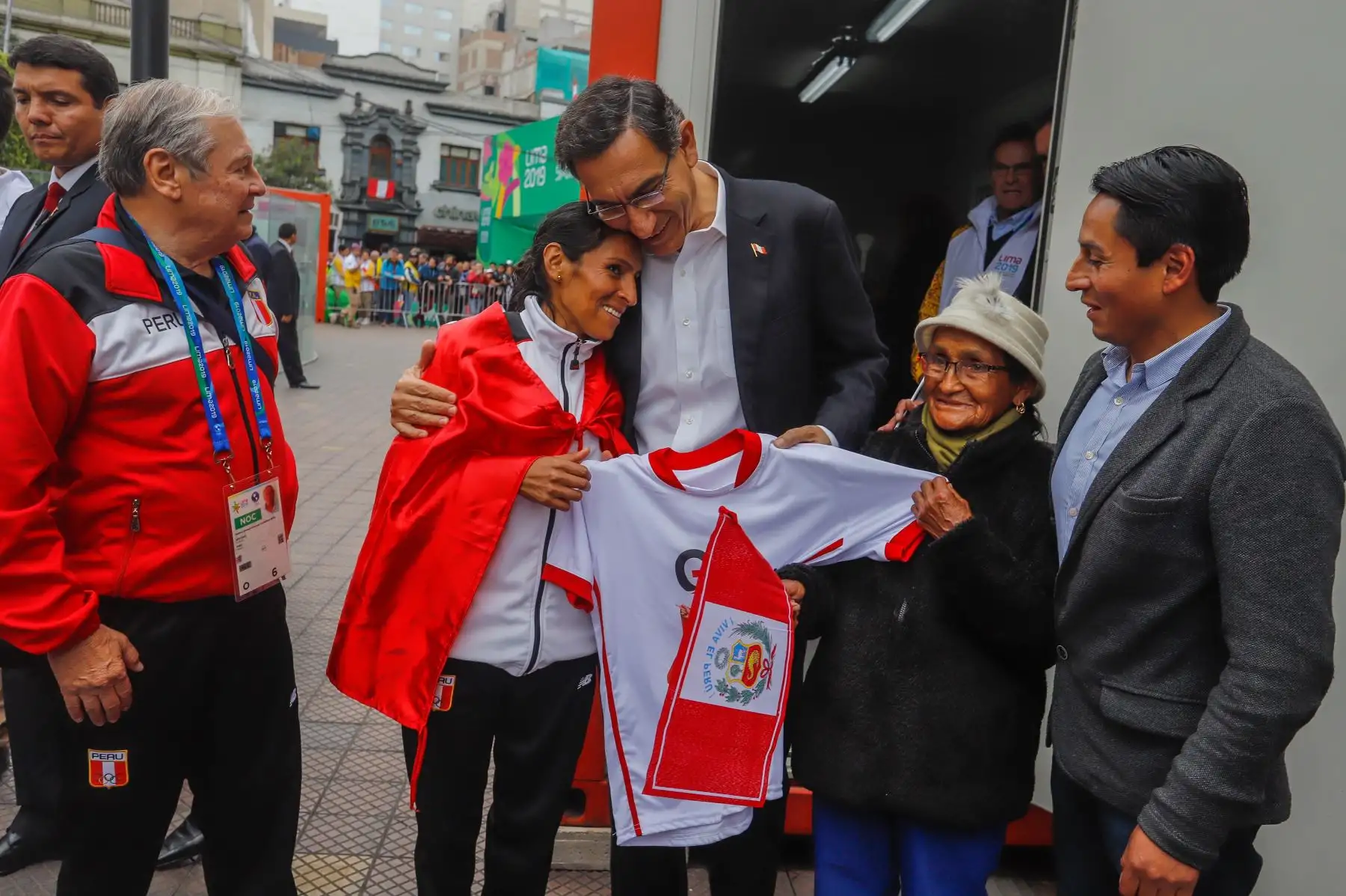 El presidente de la República, Martín Vizcarra, entregó hoy la medalla de oro a los atletas nacionales Gladys Tejeda y Christian Pacheco, campeones panamericanos en la maratón de mujeres y varones respectivamente, en los Juegos Panamericanos Lima 2019. 
Foto: ANDINA/Prensa Presidencia