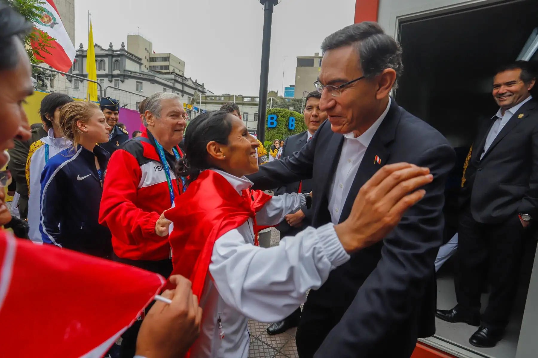 El presidente de la República, Martín Vizcarra, entregó hoy la medalla de oro a los atletas nacionales Gladys Tejeda y Christian Pacheco, campeones panamericanos en la maratón de mujeres y varones respectivamente, en los Juegos Panamericanos Lima 2019. 
Foto: ANDINA/Prensa Presidencia
