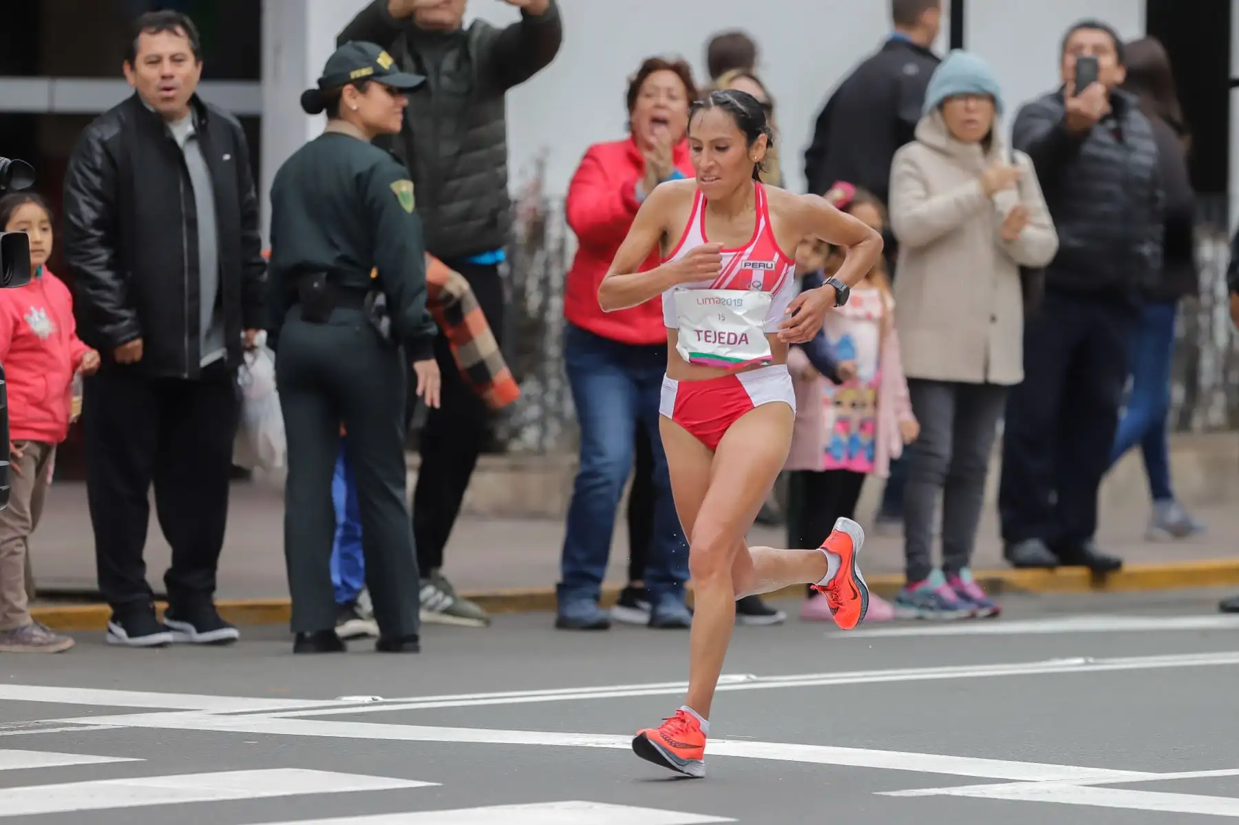 El presidente de la República, Martín Vizcarra, entregó hoy la medalla de oro a los atletas nacionales Gladys Tejeda y Christian Pacheco, campeones panamericanos en la maratón de mujeres y varones respectivamente, en los Juegos Panamericanos Lima 2019. 
Foto: ANDINA/Prensa Presidencia