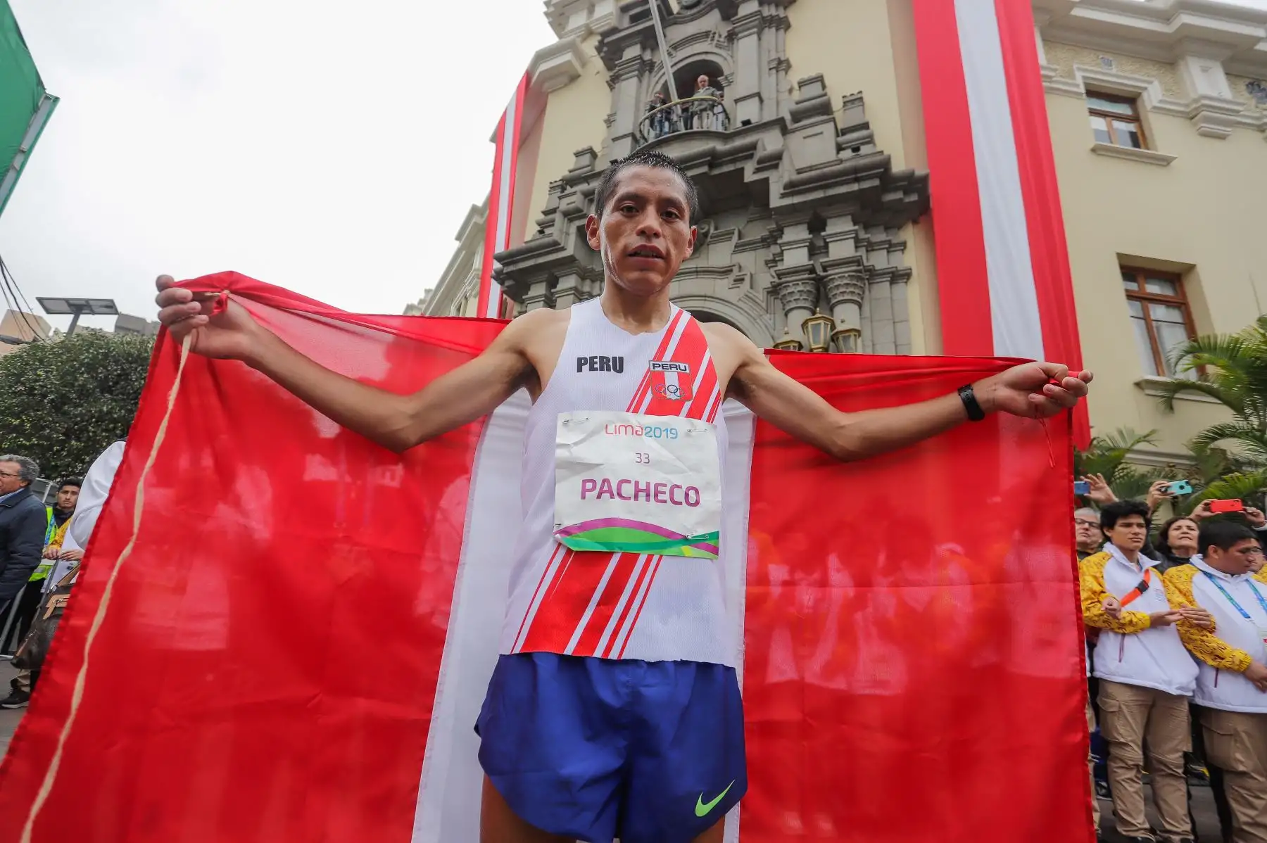 El presidente de la República, Martín Vizcarra, entregó hoy la medalla de oro a los atletas nacionales Gladys Tejeda y Christian Pacheco, campeones panamericanos en la maratón de mujeres y varones respectivamente, en los Juegos Panamericanos Lima 2019. 
Foto: ANDINA/Prensa Presidencia
