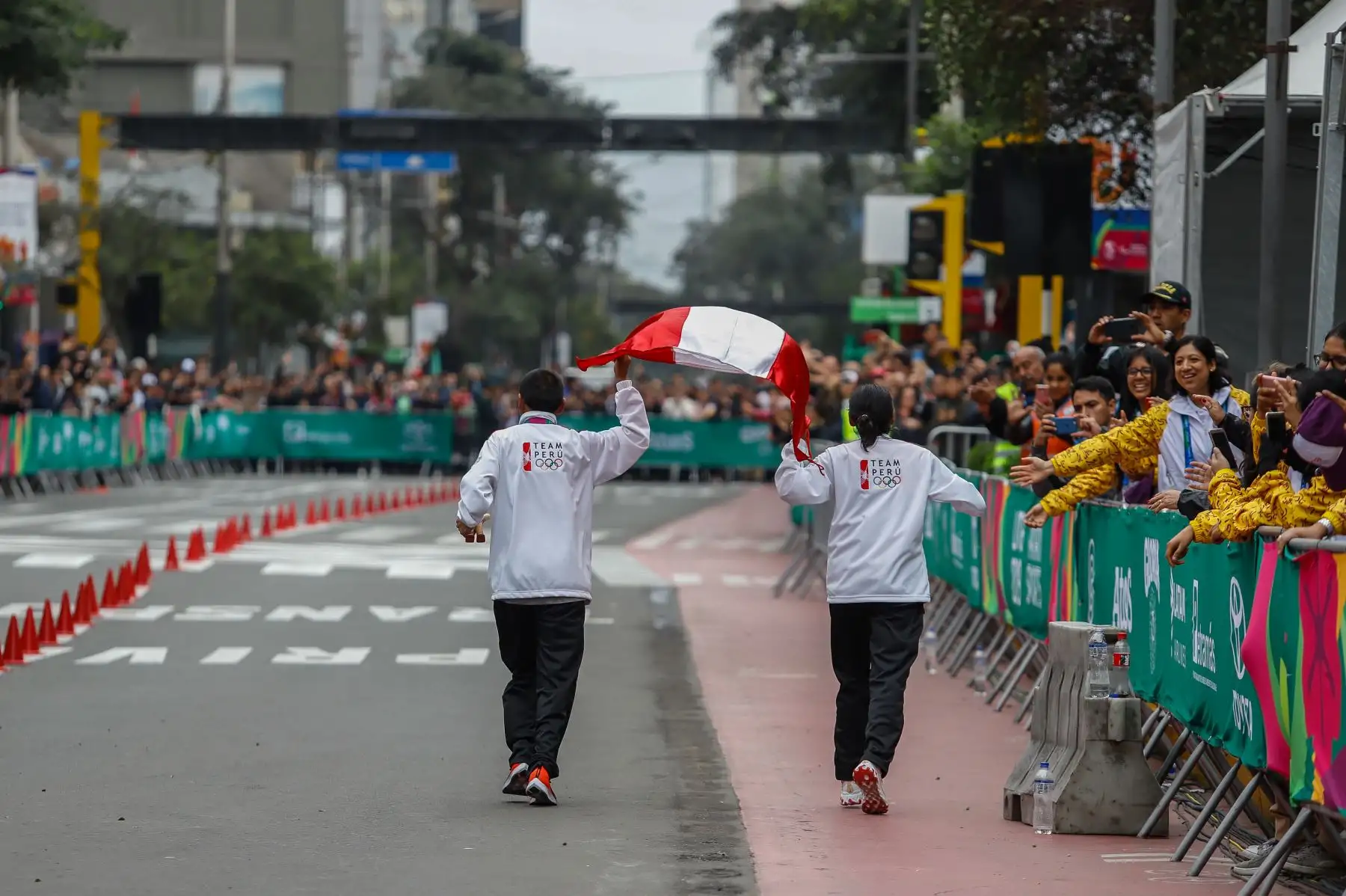 El presidente de la República, Martín Vizcarra, entregó hoy la medalla de oro a los atletas nacionales Gladys Tejeda y Christian Pacheco, campeones panamericanos en la maratón de mujeres y varones respectivamente, en los Juegos Panamericanos Lima 2019. 
Foto: ANDINA/Prensa Presidencia