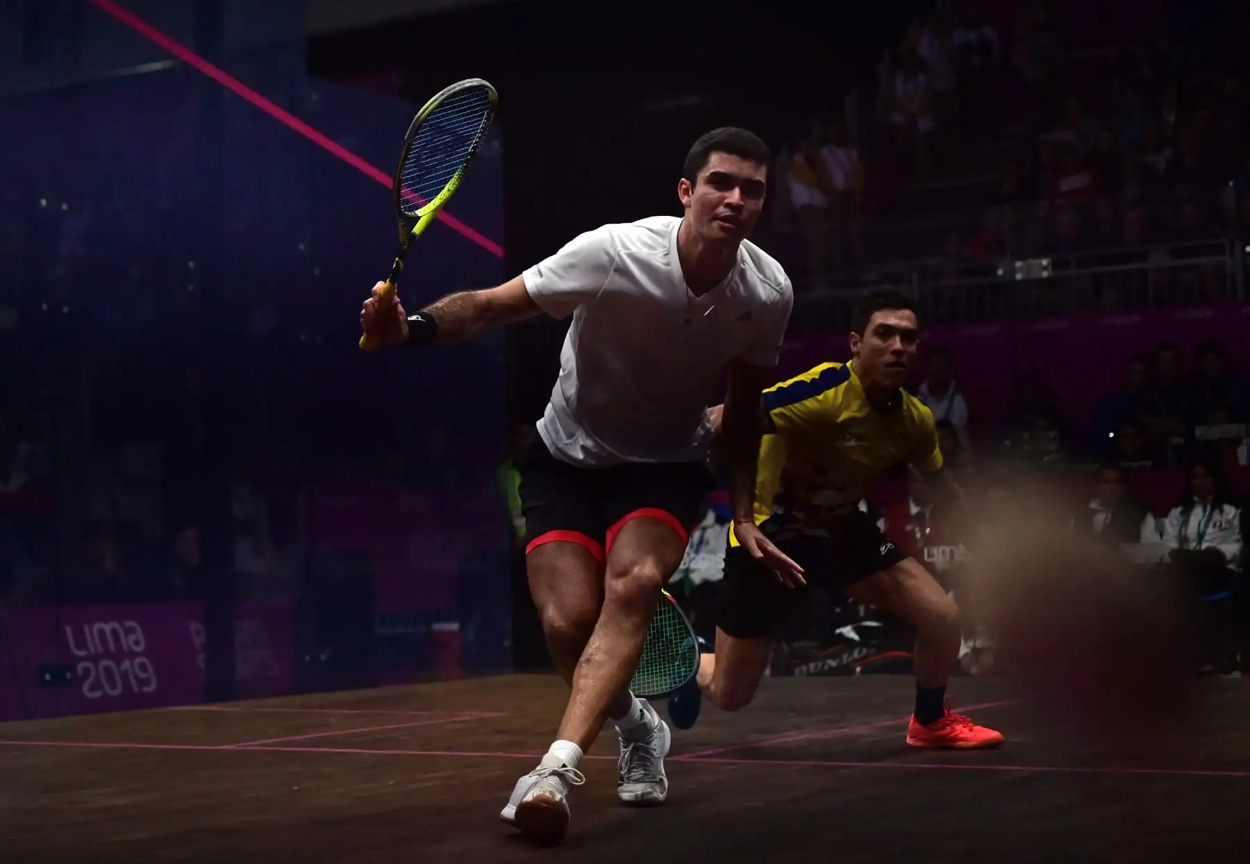 El peruano Diego Elias (L) y el colombiano Miguel Ángel Rodríguez juegan el partido por la medalla de oro individual para hombres durante los Juegos Panamericanos de Lima 2019.
Foto: AFP