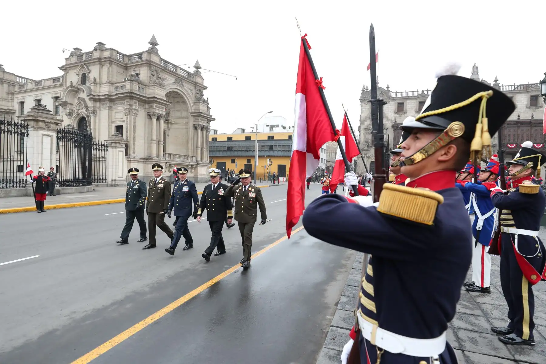 El Jefe del CCFFAA junto a los Comandantes Generales de las FFAA y Director General de la PNP, pasan revista a las tropas antes de la misa solemne y tedeum. Foto: ANDINA/Prensa Presidencia