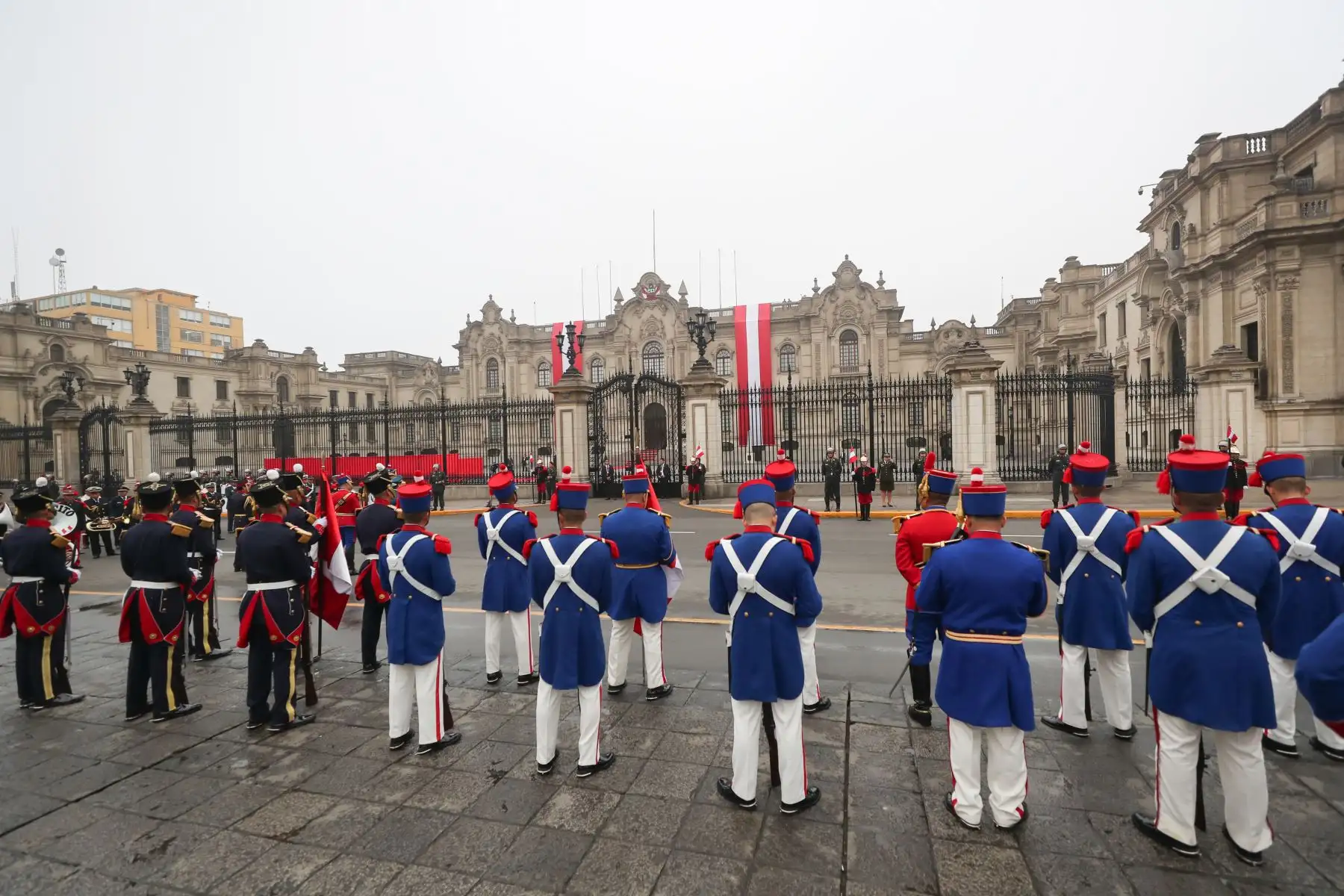 Tropas de las FFAA apostados en la plaza de armas antes de lamisa solemne y tedeum.. Foto: ANDINA/Prensa Presidencia