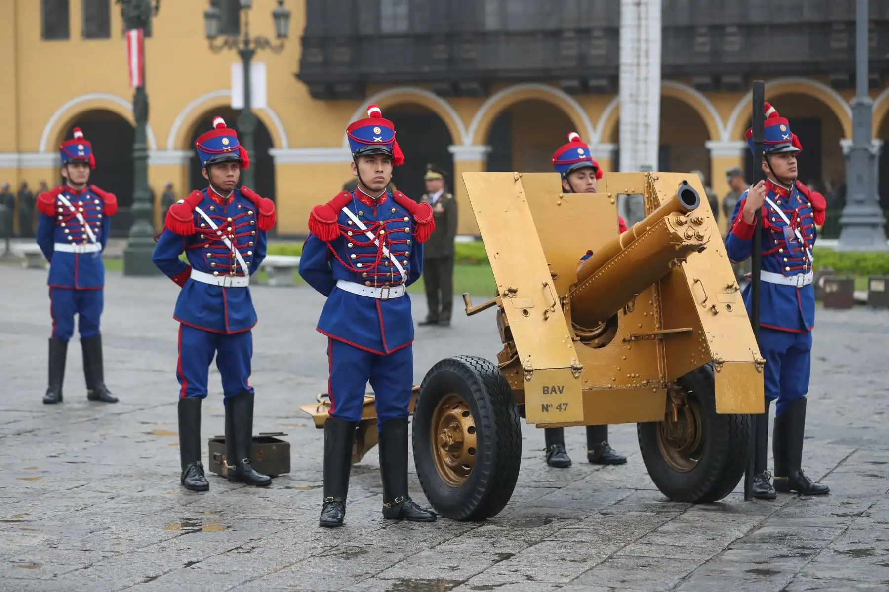 Tropas de las FFAA apostados en la plaza de armas antes de la misa solemne y tedeum. Foto: ANDINA/Prensa Presidencia