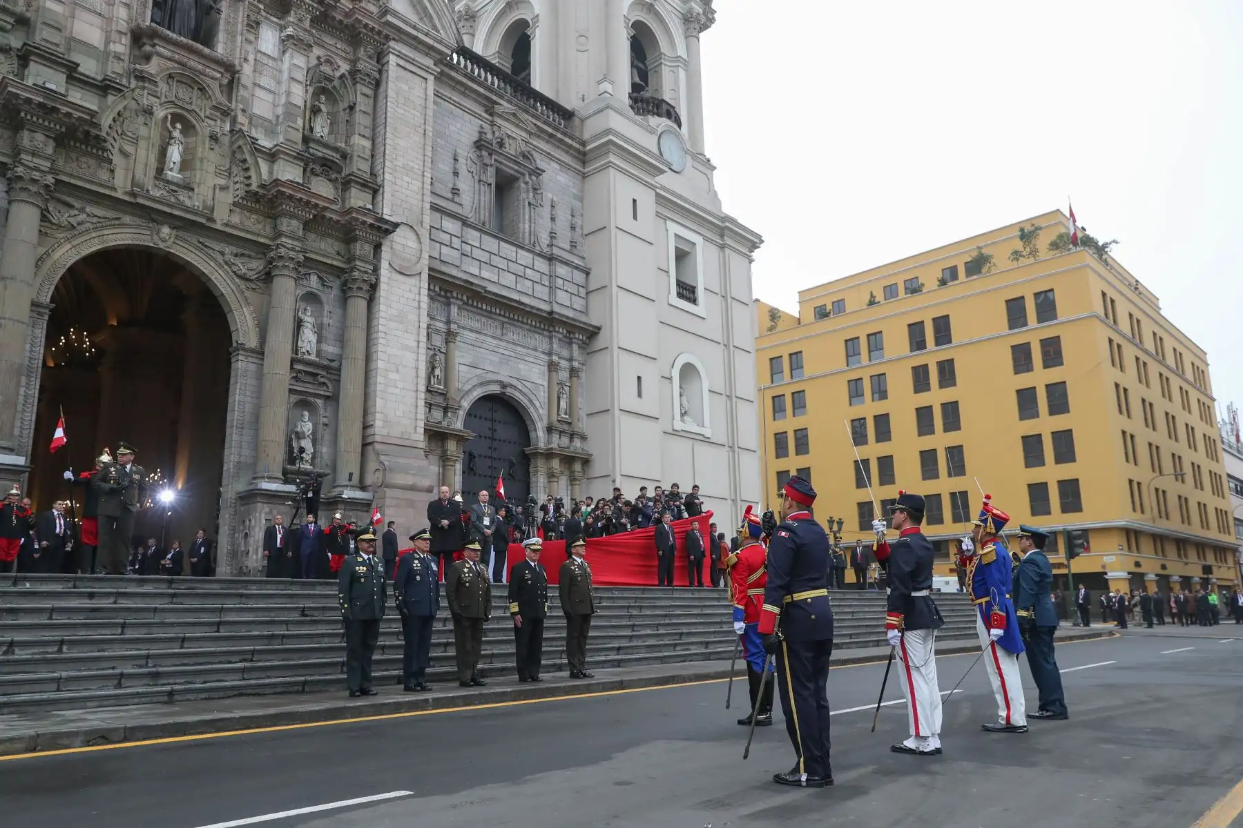 El Jefe del CCFFAA junto a los Comandantes Generales de las FFAA y Director General de la PNP, pasan revista a las tropas antes de la misa solemne y tedeum.Foto: ANDINA/Prensa Presidencia