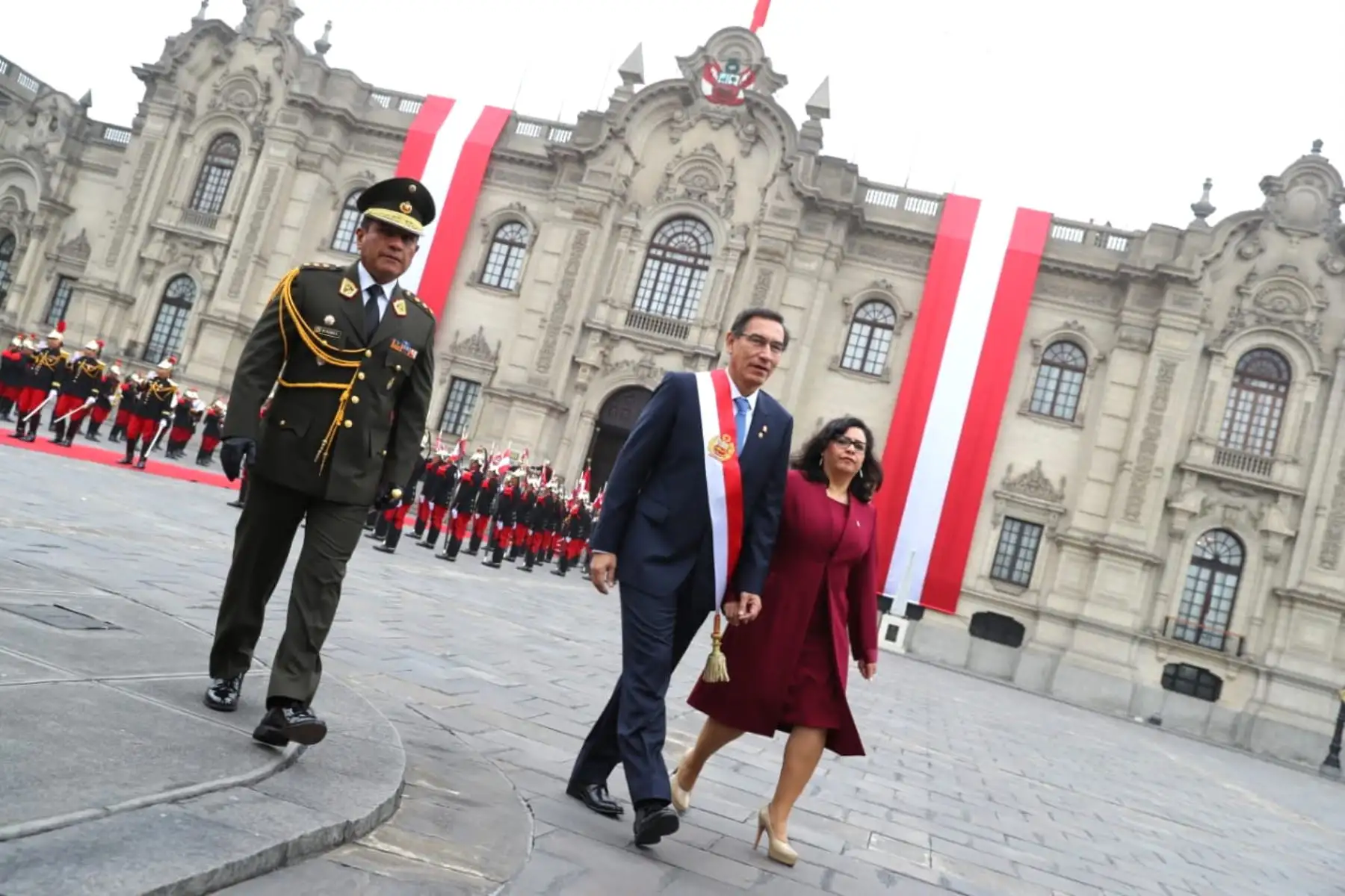 Presidente Martín Vizcarra, junto a la primera dama, Maribel Díaz, asiste a la misa solemne y tedeum por el 198.° aniversario de la Independencia del Perú.Foto:ANDINA/Presidencia