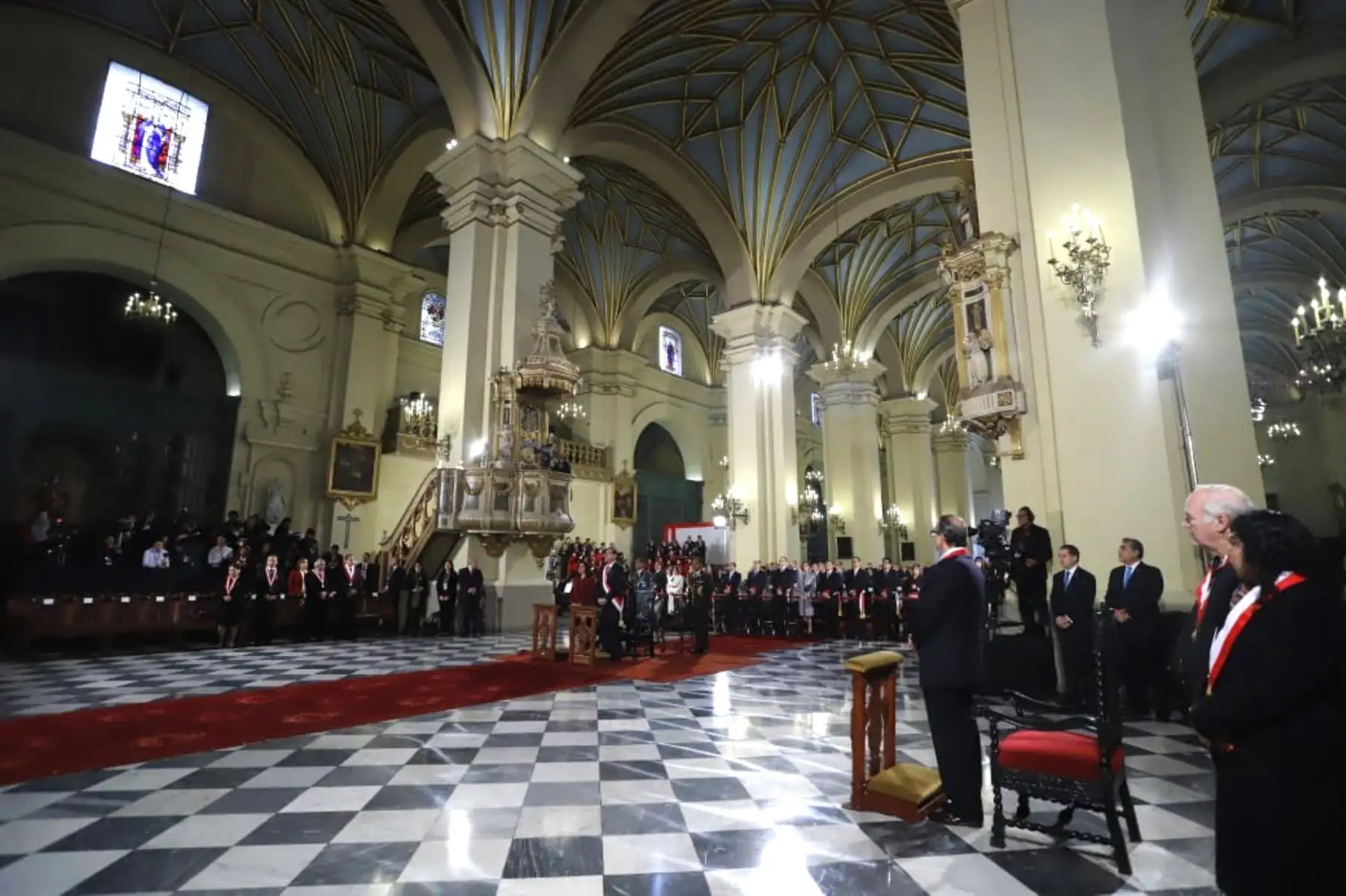 Presidente Martín Vizcarra, junto a la primera dama, Maribel Díaz, asiste a la misa solemne y tedeum por el 198.° aniversario de la Independencia del Perú.Foto:ANDINA/Presidencia