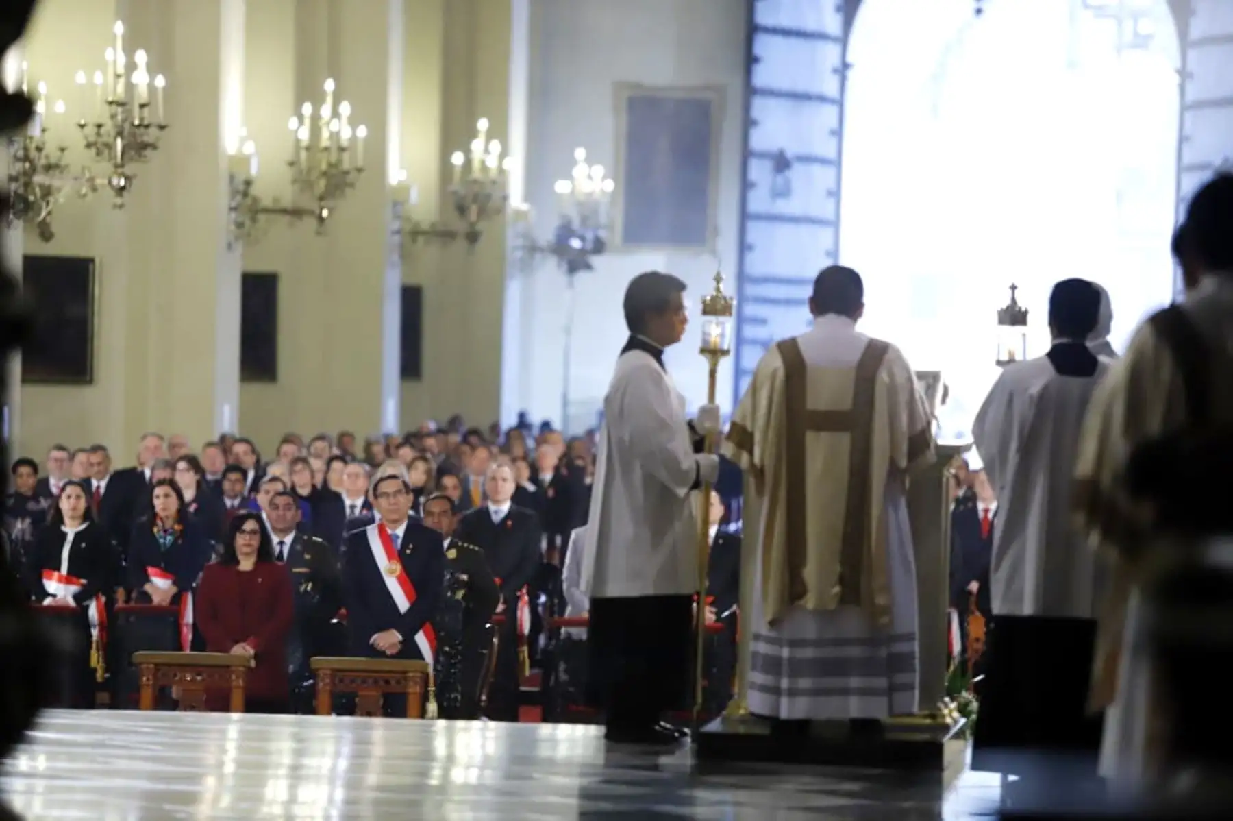 Presidente Martín Vizcarra, junto a la primera dama, Maribel Díaz, asiste a la misa solemne y tedeum por el 198.° aniversario de la Independencia del Perú.Foto:ANDINA/Presidencia