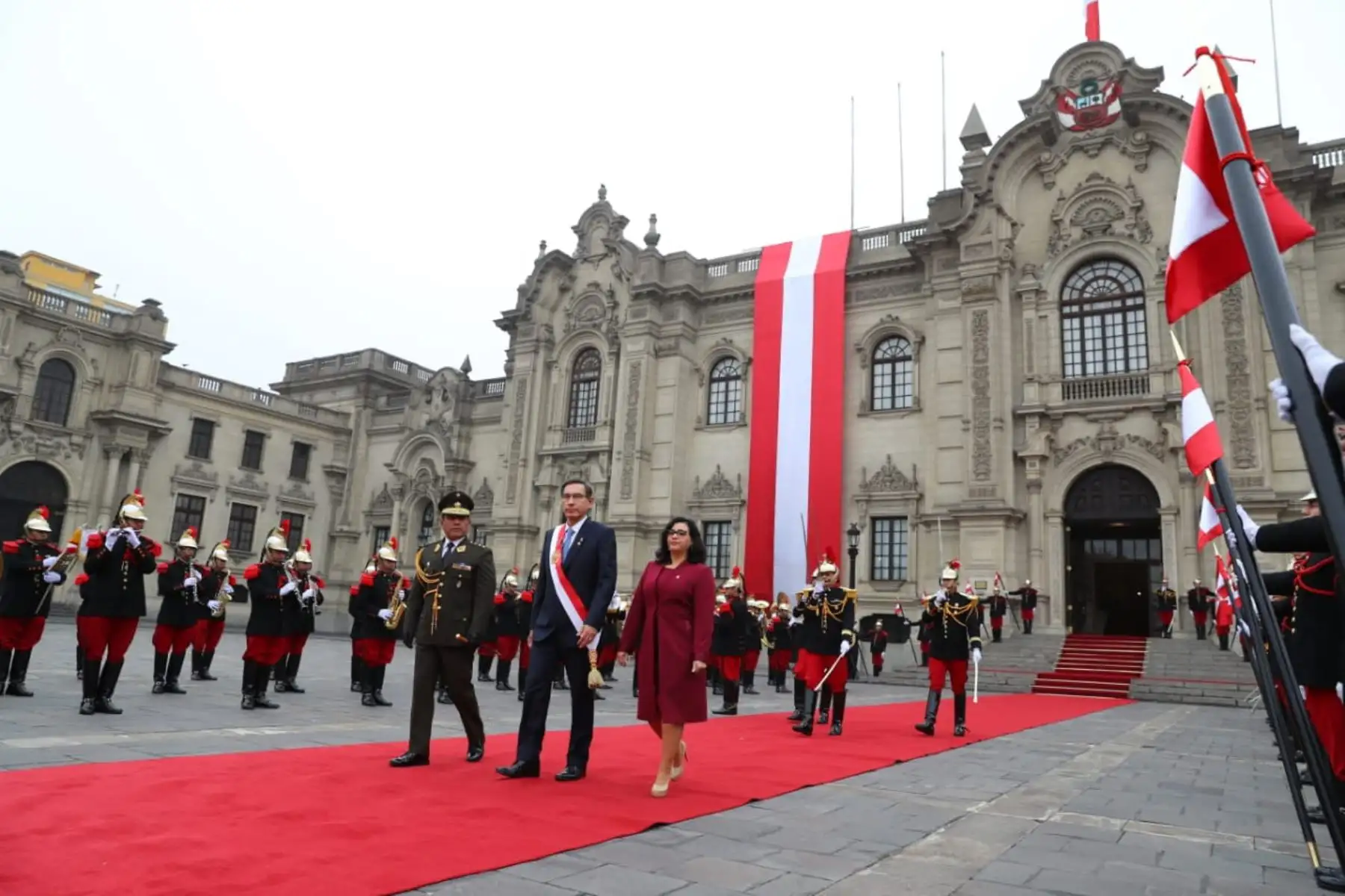 Presidente Martín Vizcarra, junto a la primera dama, Maribel Díaz, asiste a la misa solemne y tedeum por el 198.° aniversario de la Independencia del Perú.Foto:ANDINA/Presidencia