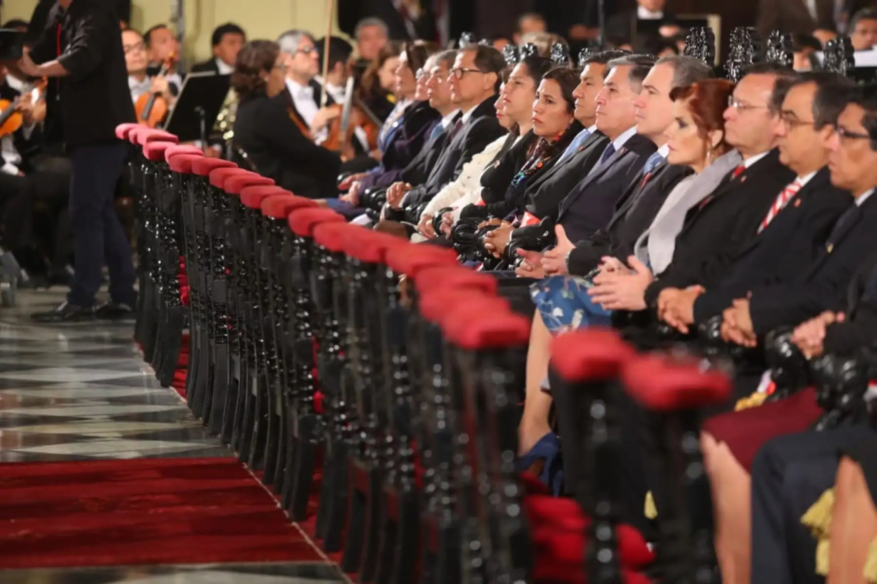 Presidente Martín Vizcarra, junto a la primera dama, Maribel Díaz, asiste a la misa solemne y tedeum por el 198.° aniversario de la Independencia del Perú.Foto:ANDINA/Presidencia