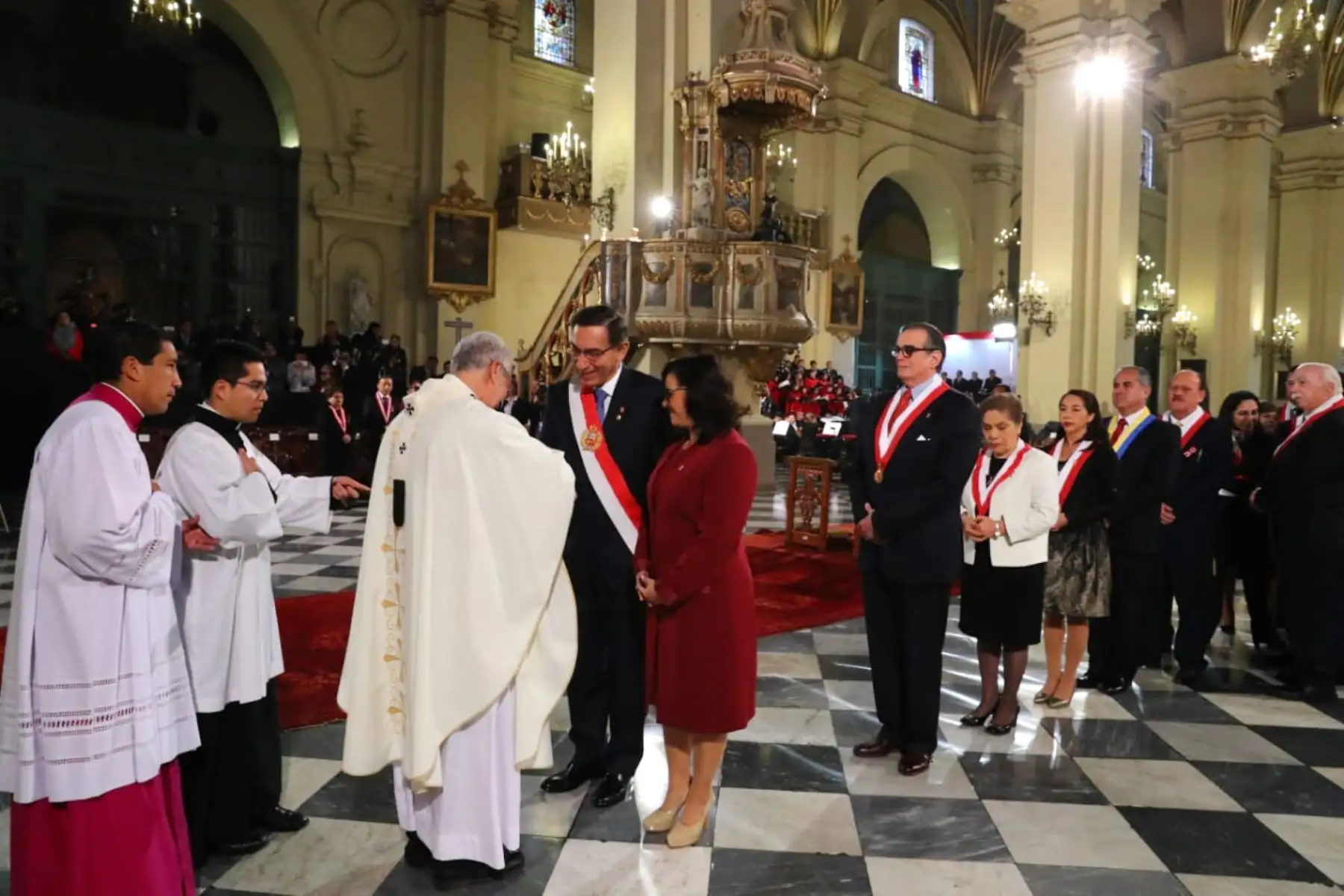 Presidente Martín Vizcarra, junto a la primera dama, Maribel Díaz, asiste a la misa solemne y tedeum por el 198.° aniversario de la Independencia del Perú.Foto:ANDINA/Presidencia