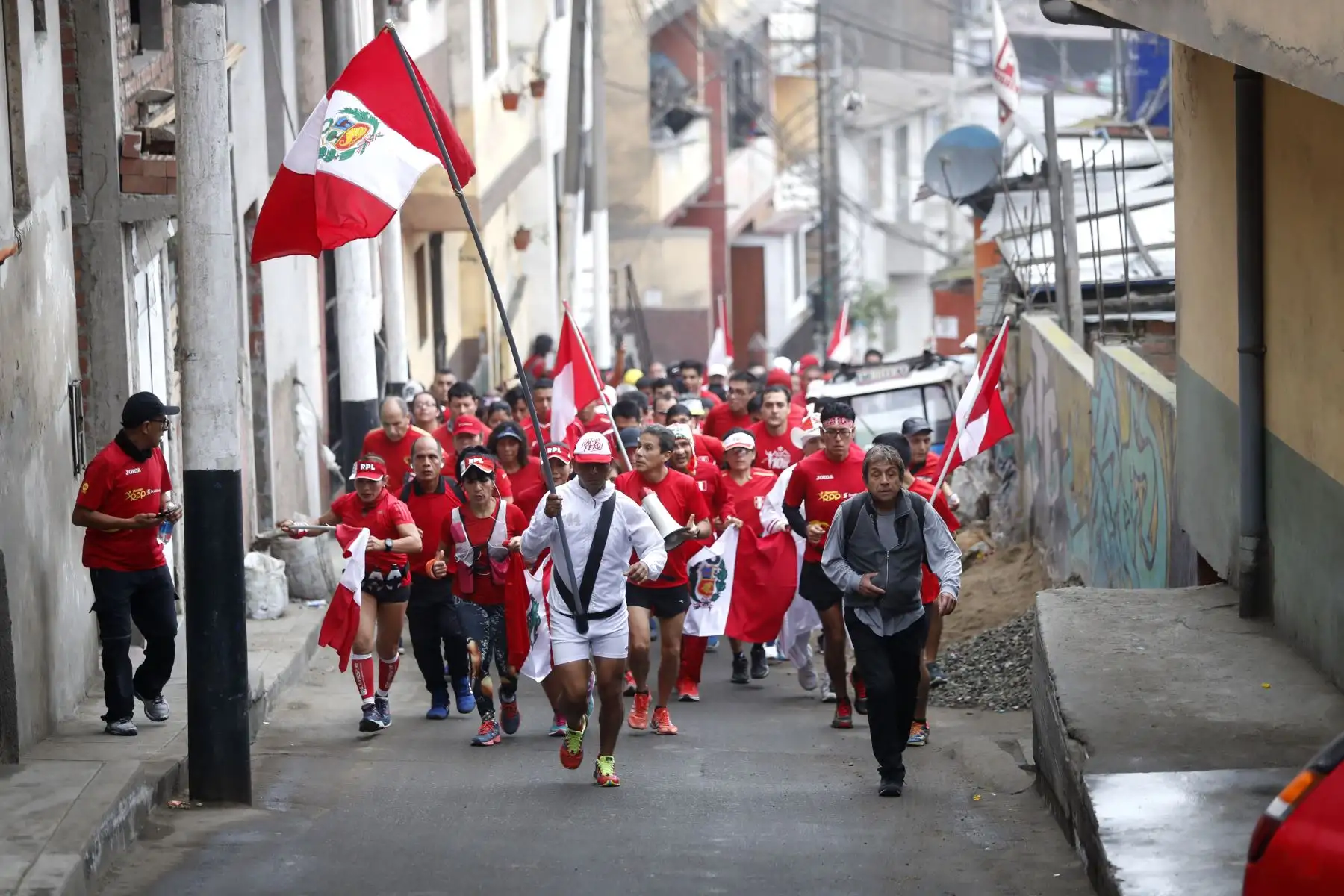 Más de un centenar de atletas de Lima suben al cerro San Cristóbal por Fiestas Patrias. Foto: ANDINA/Josue Ramos