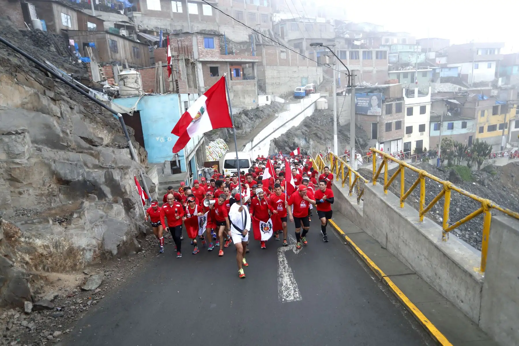 Más de un centenar de atletas de Lima suben al cerro San Cristóbal por Fiestas Patrias. Foto: ANDINA/Josue Ramos