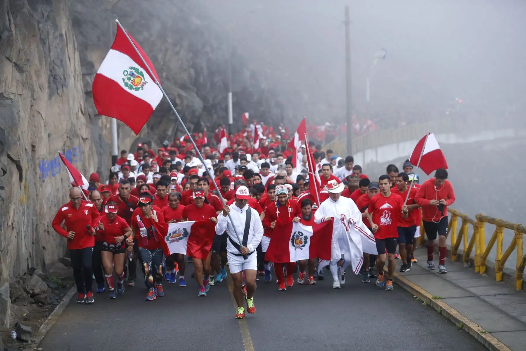 Más de un centenar de atletas de Lima suben al cerro San Cristóbal por Fiestas Patrias. Foto: ANDINA/Josue Ramos