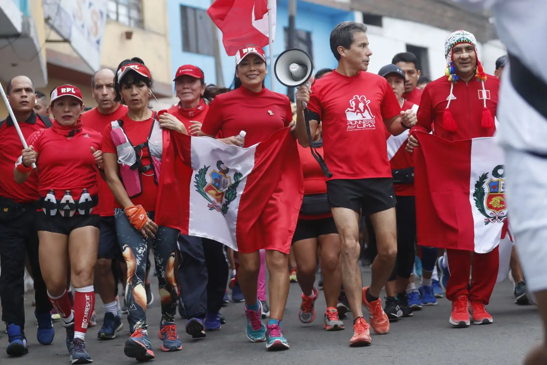 Más de un centenar de atletas de Lima suben al cerro San Cristóbal por Fiestas Patrias. Foto: ANDINA/Josue Ramos