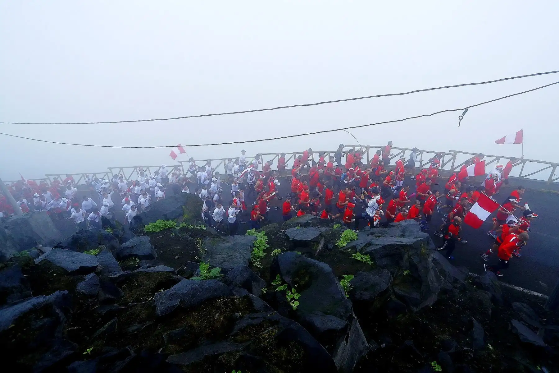Más de un centenar de atletas de Lima suben al cerro San Cristóbal por Fiestas Patrias. Foto: ANDINA/Josue Ramos