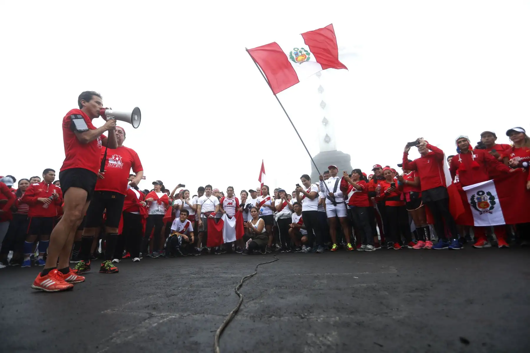 Más de un centenar de atletas de Lima suben al cerro San Cristóbal por Fiestas Patrias. Foto: ANDINA/Josue Ramos