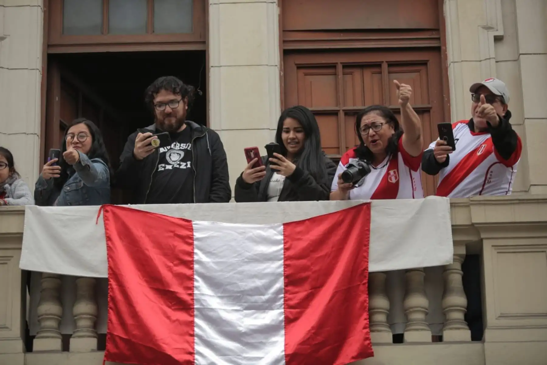 Presidente de la República,Martín Vizcarra, junto a la primera dama, Maribel Díaz, saludan a la gente apostadas en los balcones en el jirón Junín. Foto:ANDINA/Prensa Presidencia
