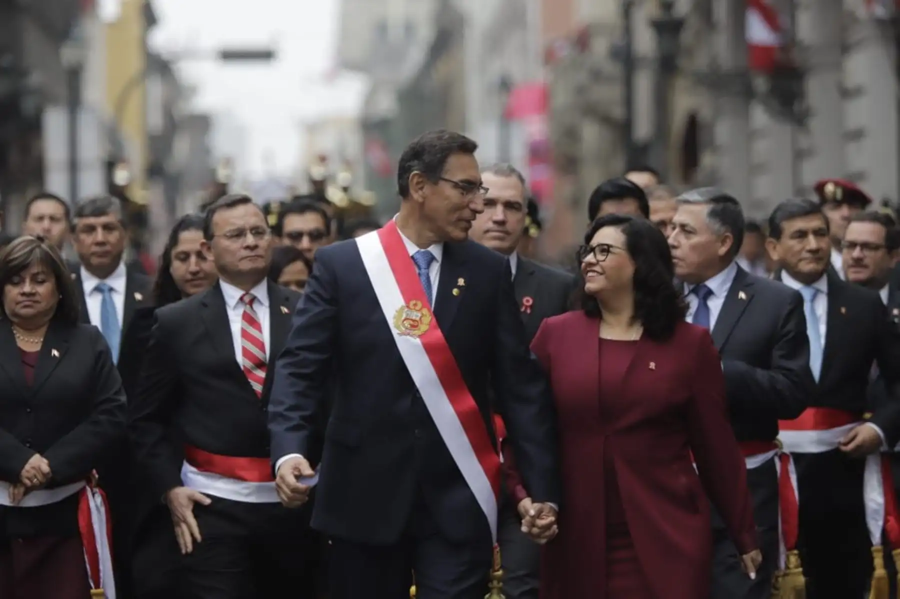 Presidente de la República,Martín Vizcarra, junto a la primera dama, Maribel Díaz, saludan a la gente apostadas en los balcones en el jirón Junín. Foto:ANDINA/Prensa Presidencia