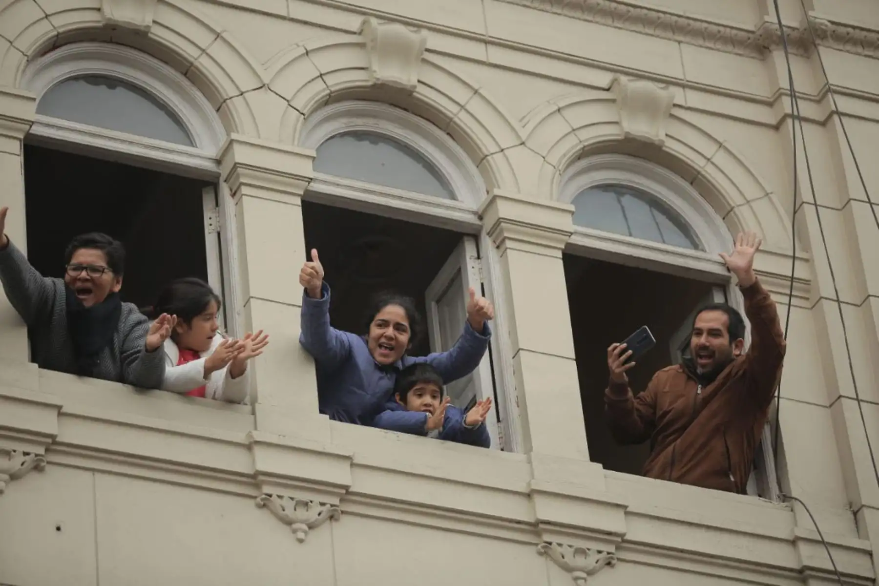 Presidente de la República,Martín Vizcarra, junto a la primera dama, Maribel Díaz, saludan a la gente apostadas en los balcones en el jirón Junín. Foto:ANDINA/Prensa Presidencia