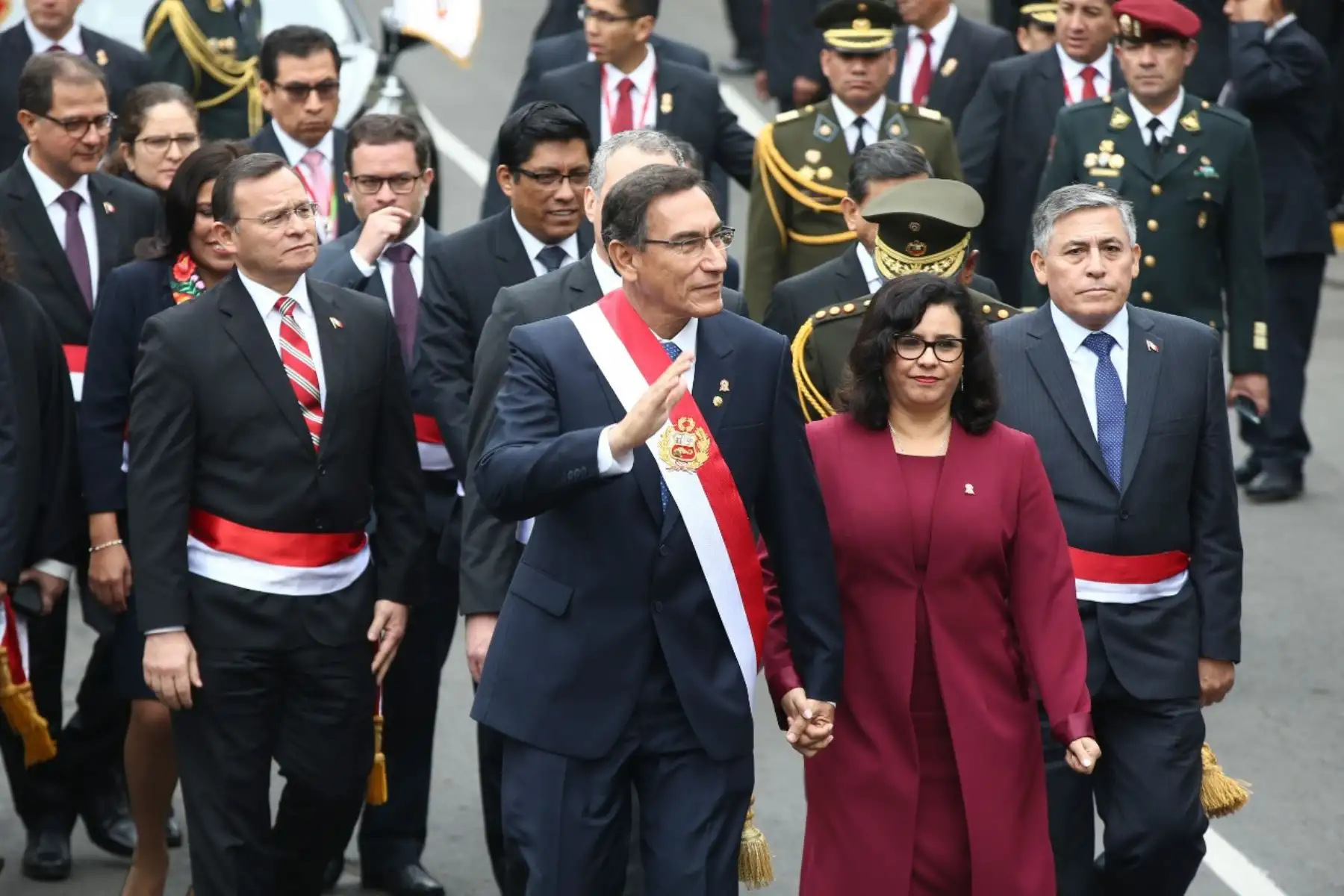 Presidente de la República,Martín Vizcarra, junto a la primera dama, Maribel Díaz, saludan a la gente apostadas en los balcones en el jirón Junín. Foto:ANDINA/Prensa Presidencia