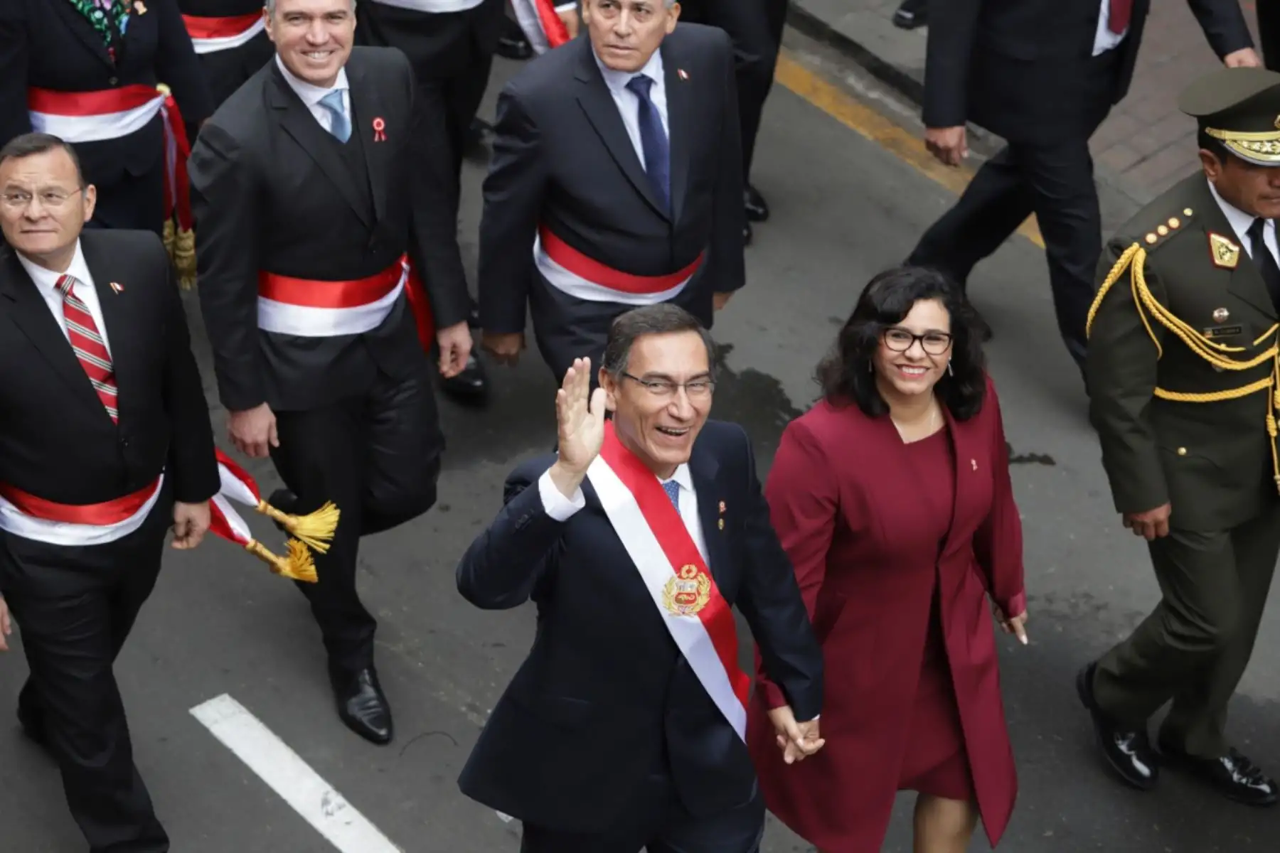 Presidente de la República,Martín Vizcarra, junto a la primera dama, Maribel Díaz, saludan a la gente apostadas en los balcones en el jirón Junín. Foto:ANDINA/Prensa Presidencia
