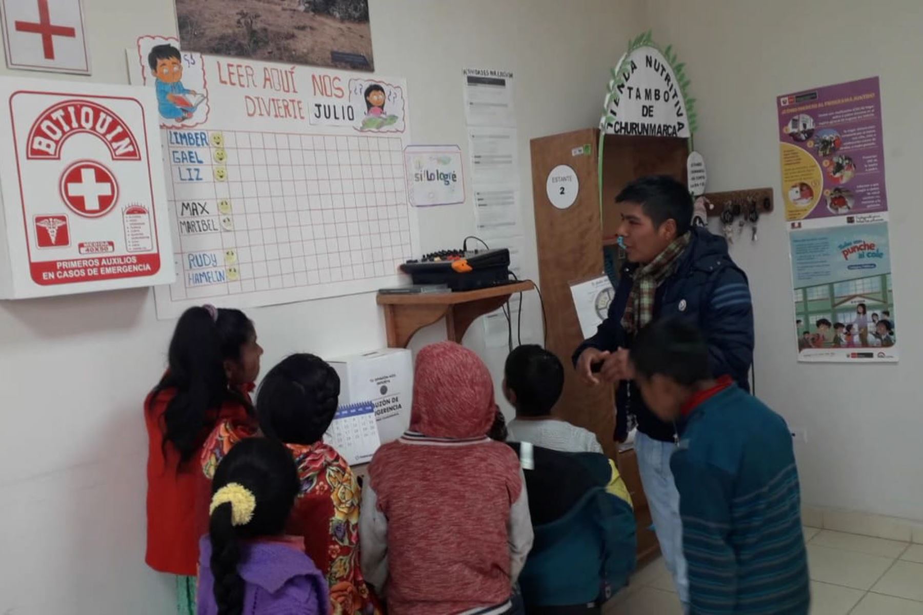 Cada tarde niñas y niños quechuahablantes de Churunmarca (Ayacucho) llegan al tambo de su comunidad, donde escogen un libro y lo leen en público.