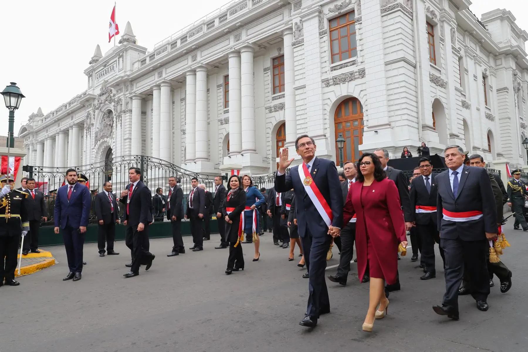 Presidente de la República,Martín Vizcarra, junto a la primera dama, Maribel Díaz, saludan a la gente apostadas en los balcones en el jirón Junín. Foto:ANDINA/Prensa Presidencia