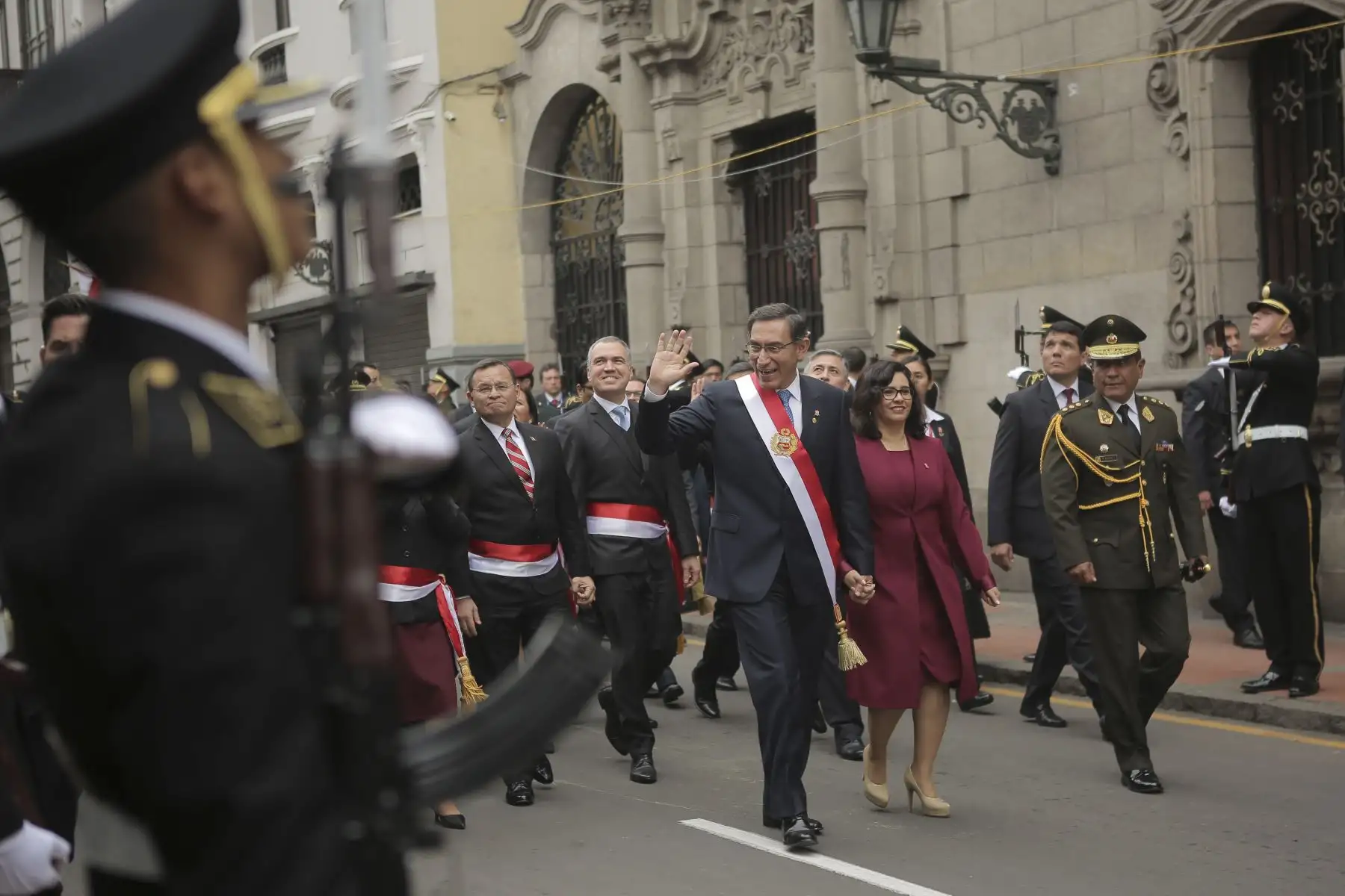 Presidente de la República,Martín Vizcarra, junto a la primera dama, Maribel Díaz, saludan a la gente apostadas en los balcones en el jirón Junín. Foto:ANDINA/Prensa Presidencia