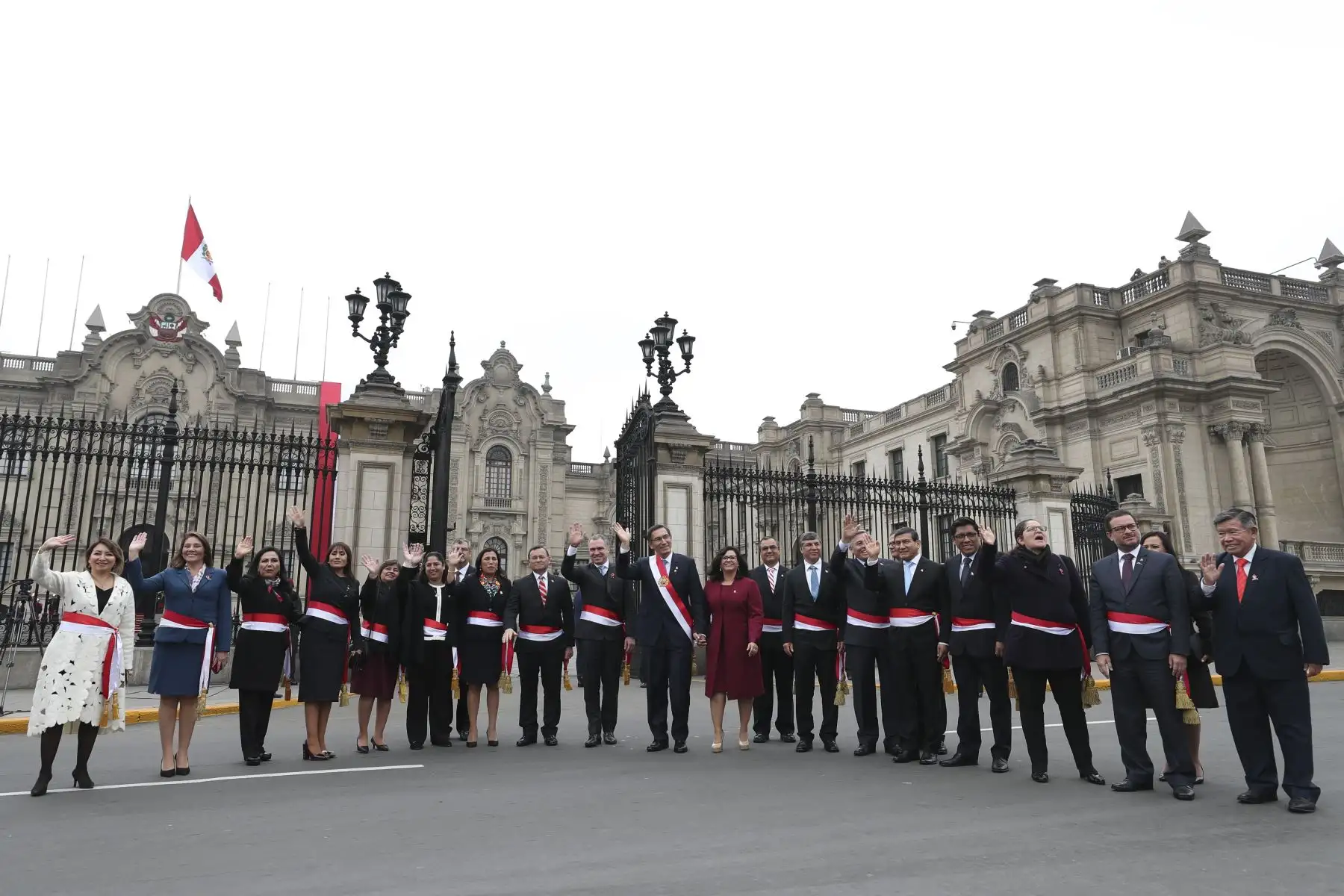 Presidente de la República,Martín Vizcarra, junto a la primera dama, Maribel Díaz, saludan a la gente apostadas en los balcones en el jirón Junín. Foto:ANDINA/Prensa Presidencia