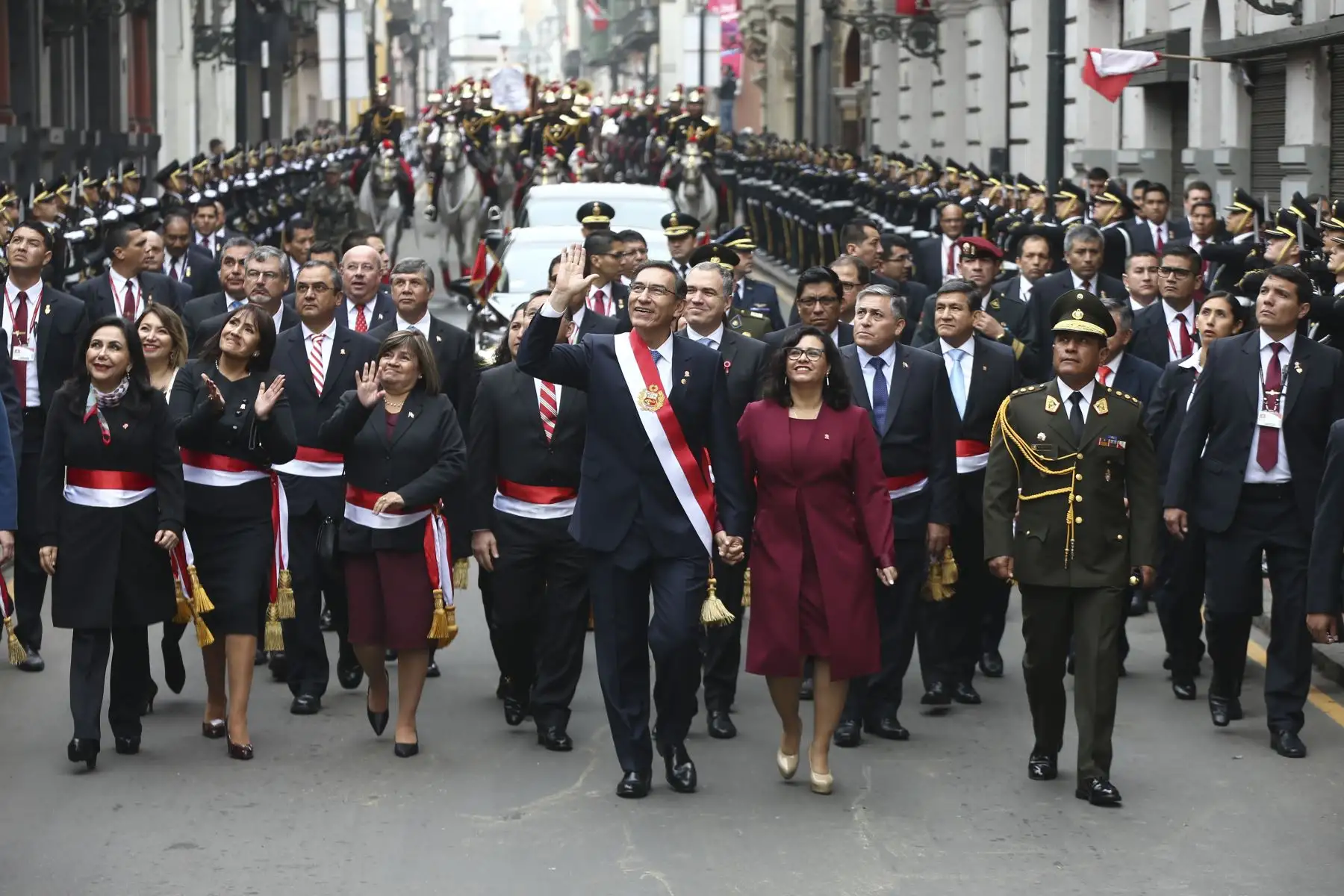 Presidente de la República,Martín Vizcarra, junto a la primera dama, Maribel Díaz, saludan a la gente apostadas en los balcones en el jirón Junín. Foto:ANDINA/Prensa Presidencia