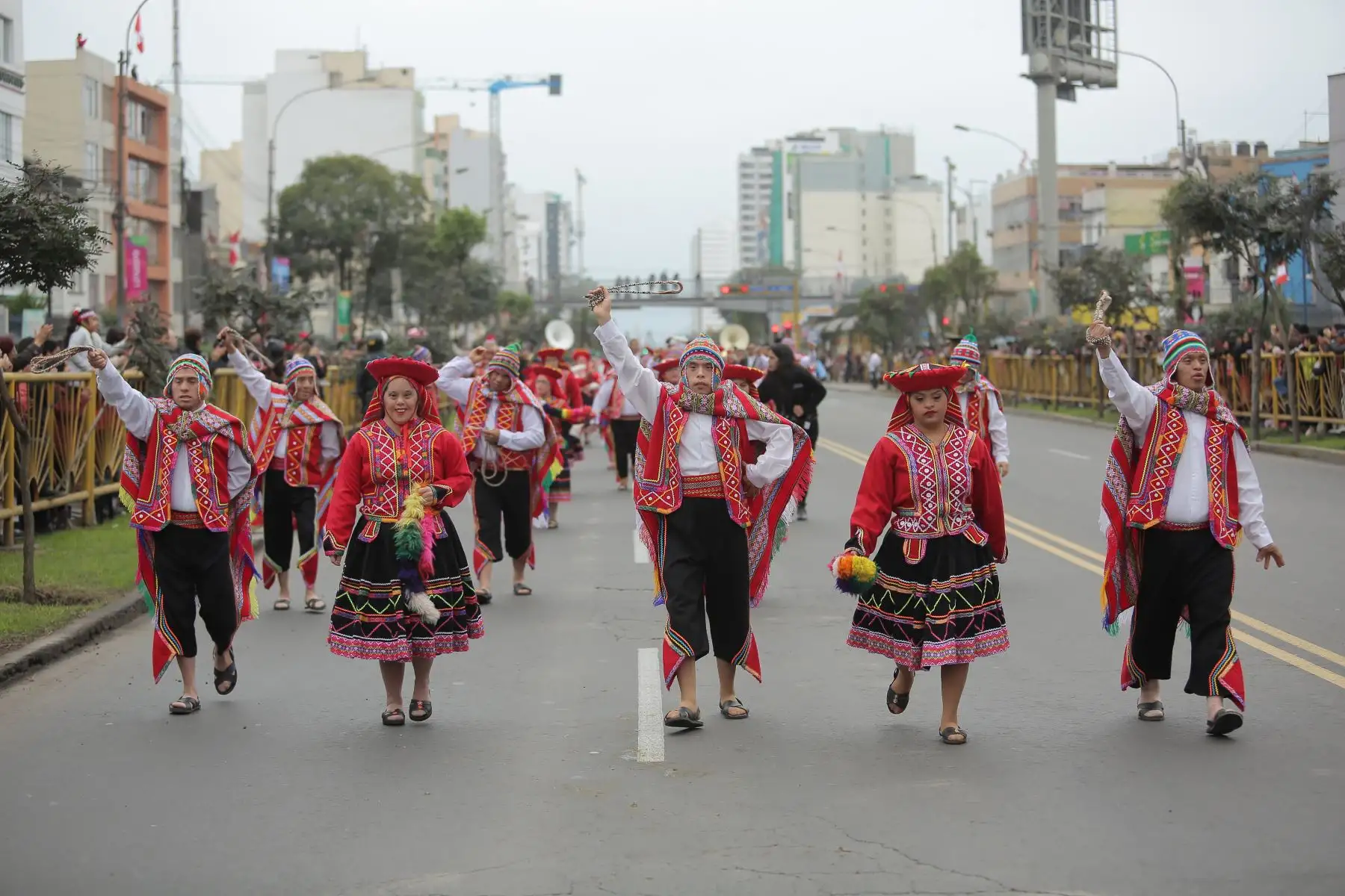 26 artistas con habilidades especiales de la Instituto Fray Masías, que deleitaron al público con el cuadro de huaino cusqueño Valicha en el Desfile Cívico Militar por Fiestas patrias.Foto: ANDINA/Prensa Presidencia