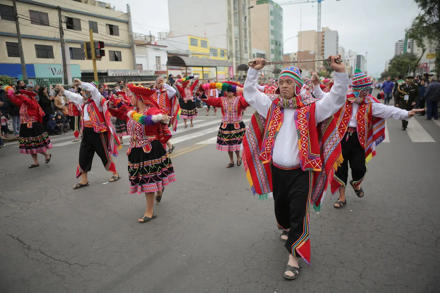 26 artistas con habilidades especiales de la Instituto Fray Masías, que deleitaron al público con el cuadro de huaino cusqueño Valicha en el Desfile Cívico Militar por Fiestas patrias.Foto: ANDINA/Prensa Presidencia