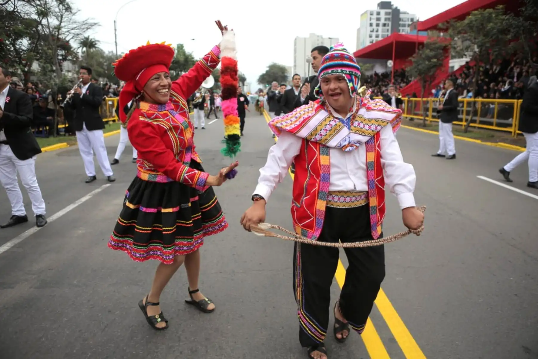 26 artistas con habilidades especiales de la Instituto Fray Masías, que deleitaron al público con el cuadro de huaino cusqueño Valicha en el Desfile Cívico Militar por Fiestas patrias.Foto: ANDINA/Prensa Presidencia