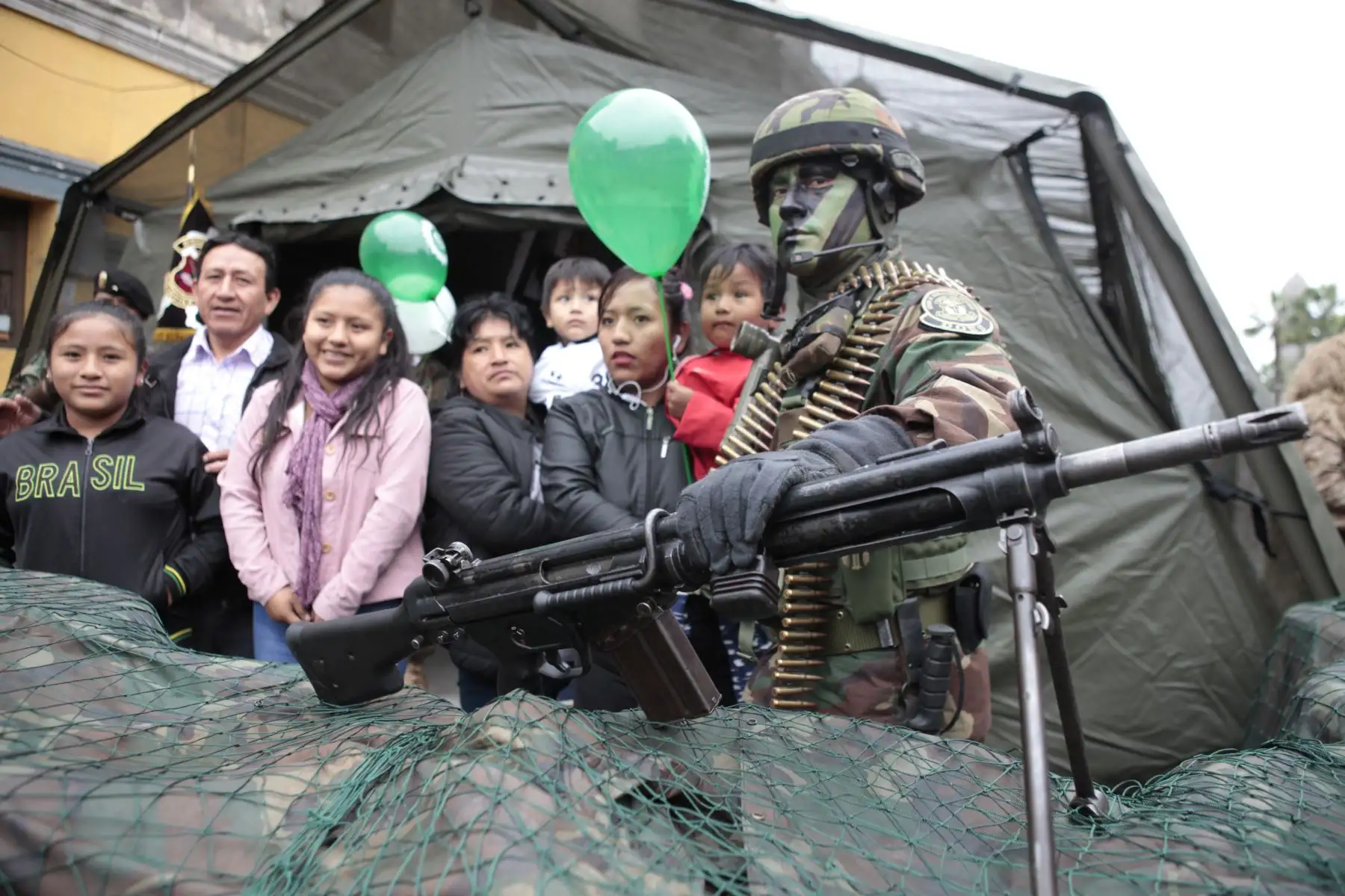 Públicos y vendedores en los alrededores del Desfile Cívico Militar Foto: ANDINA/Miguel Mejía