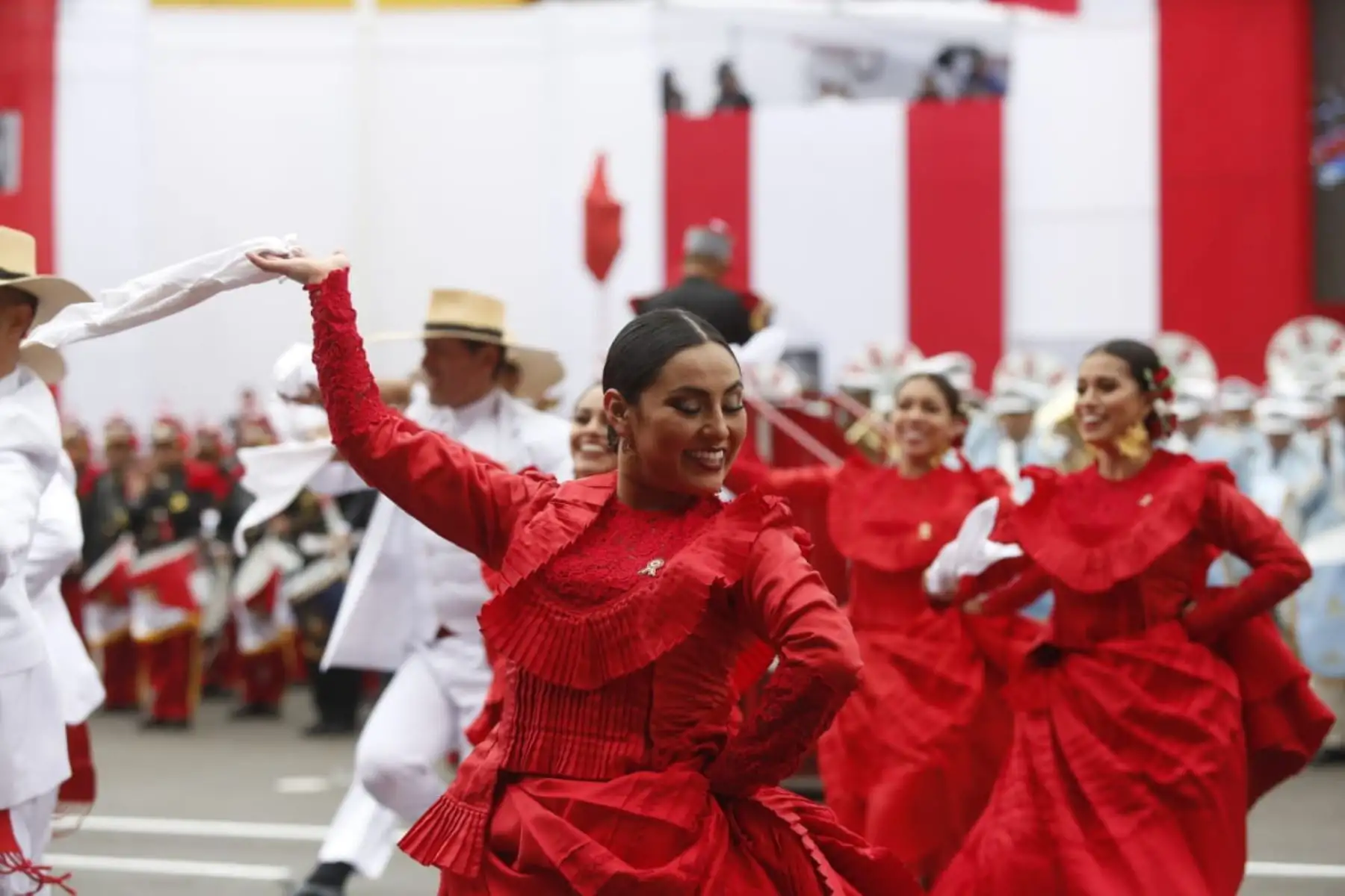 Marinera norteña del ballet folklórico nacional se robó el show durante el desfile Cívico Militar por fiestas patrias. Foto: ANDINA/Prensa Presidencia