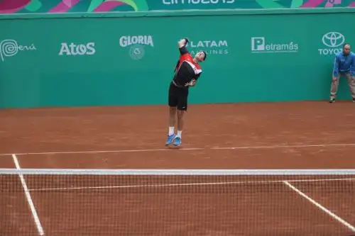 Nicolás Álvarez debutó con un contundente triunfo en tenis. Foto: Twitter/@lhdeporte