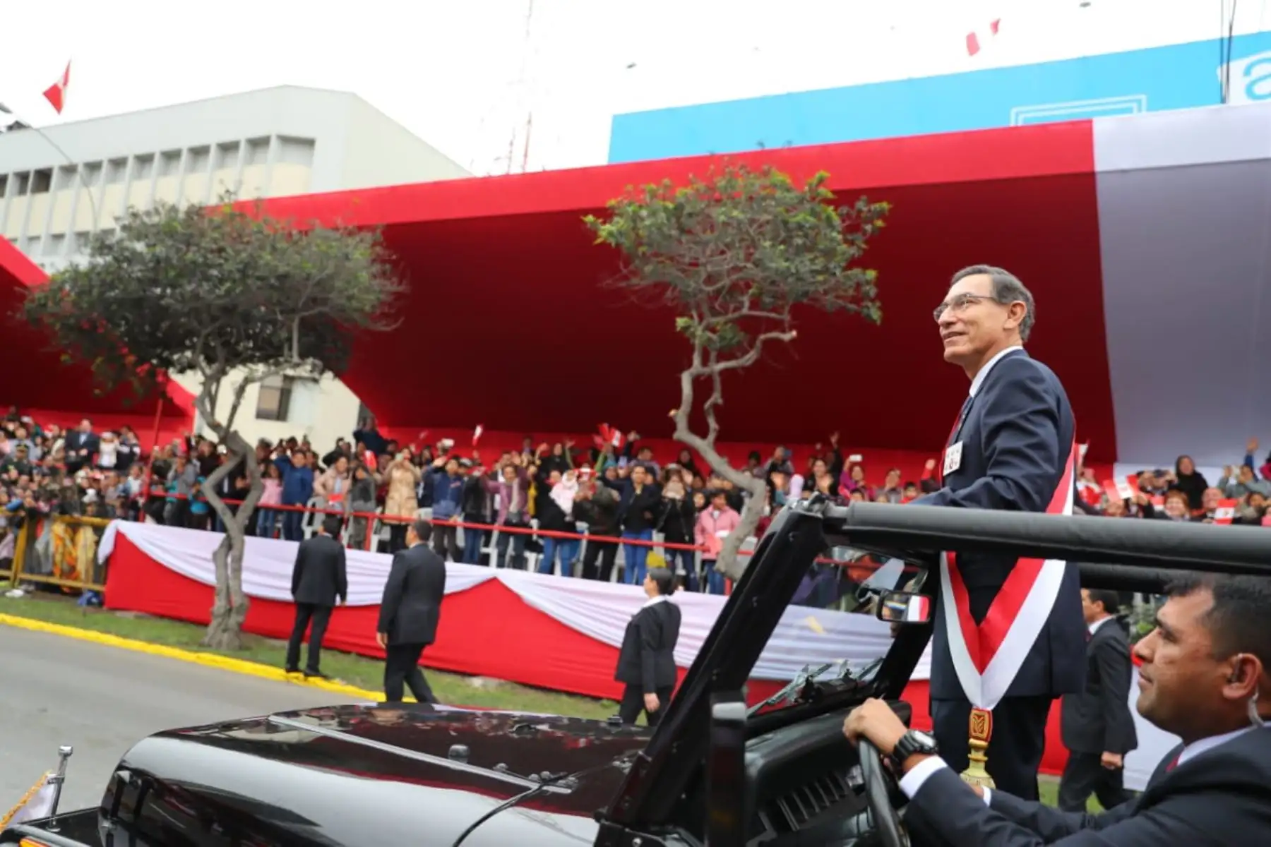 El presidente de la República,Martín Vizcarra se despide del pueblo que lo acompañó a ver el Desfile Cívico Militar por Fiestas Patrias.Foto: ANDINA/Prensa Presidencia